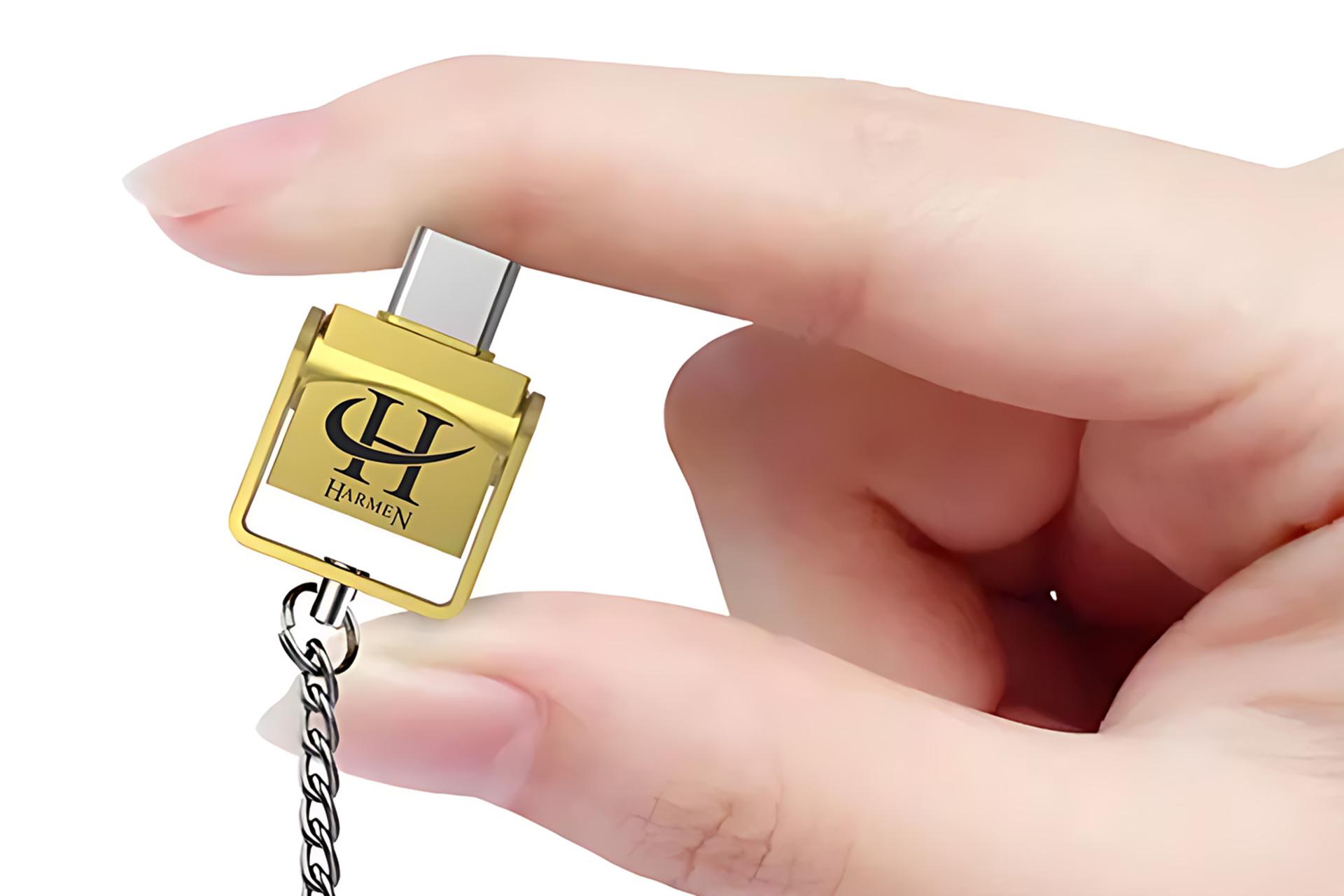 ابعاد کارت خوان هارمن HARMEN USB-C KEYCHAIN در دست