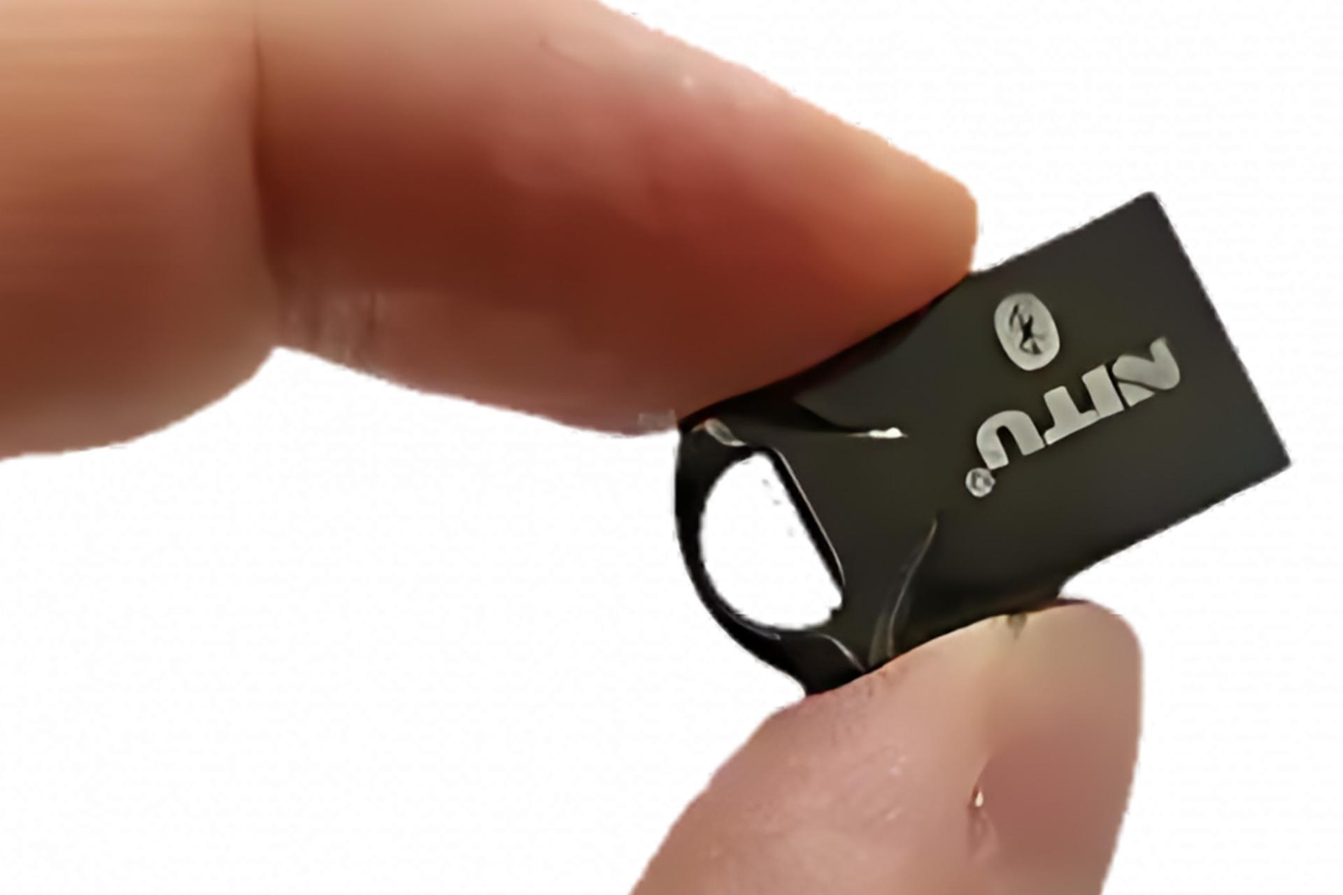ابعاد دانگل بلوتوث نیتو NITU NN30B در دست
