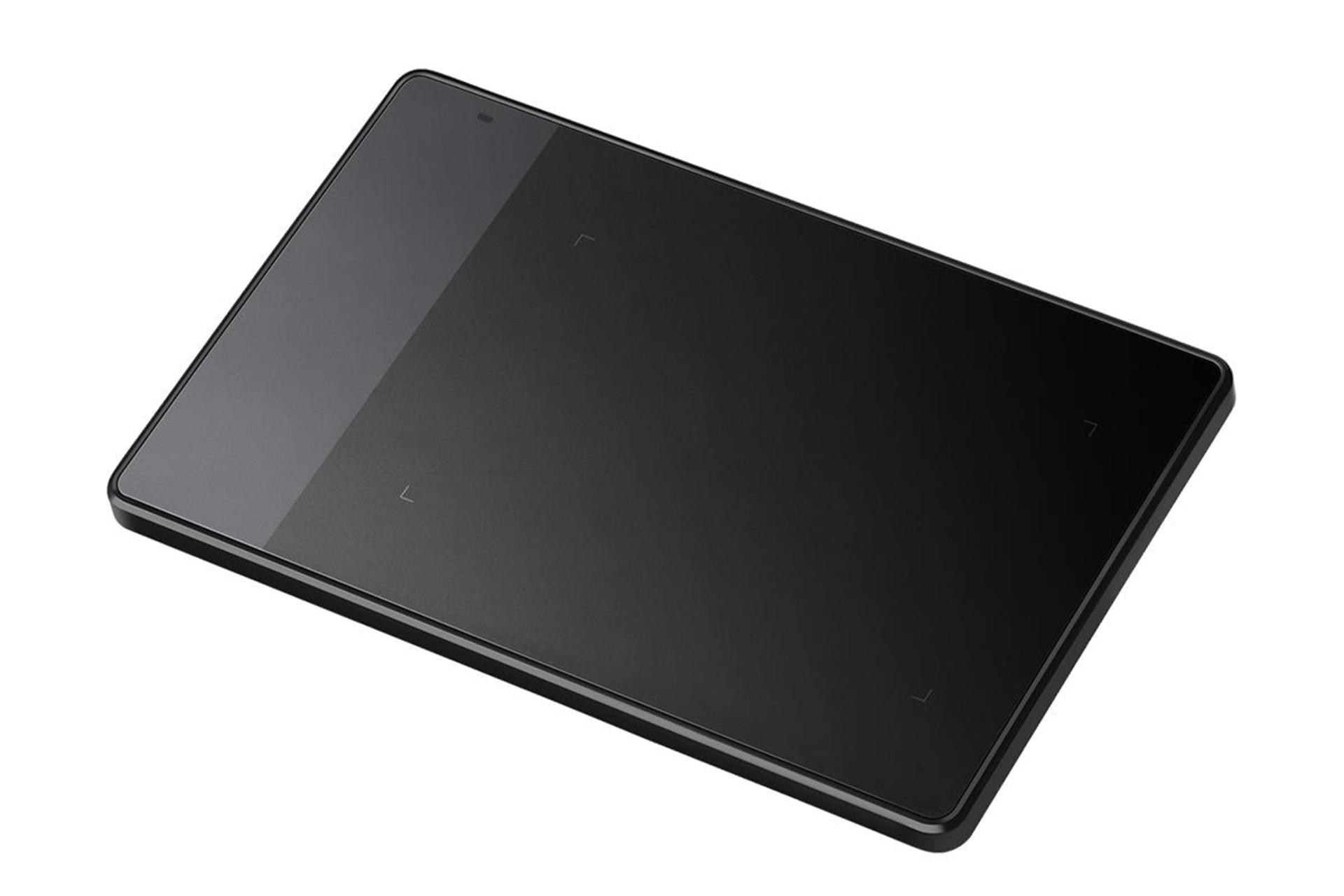 نمای لبه‌ی پایین قلم نوری هویون اینسپروی 420 با نمایش تبلت طراحی