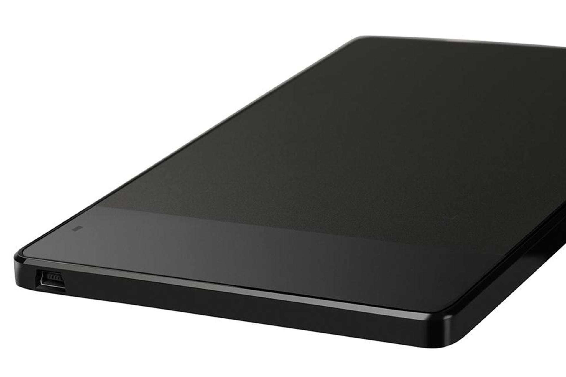 نمای لبه‌ی سمت چپ قلم نوری هویون اینسپروی 420 با تمرکز روی درگاه USB لبه سمت چپ