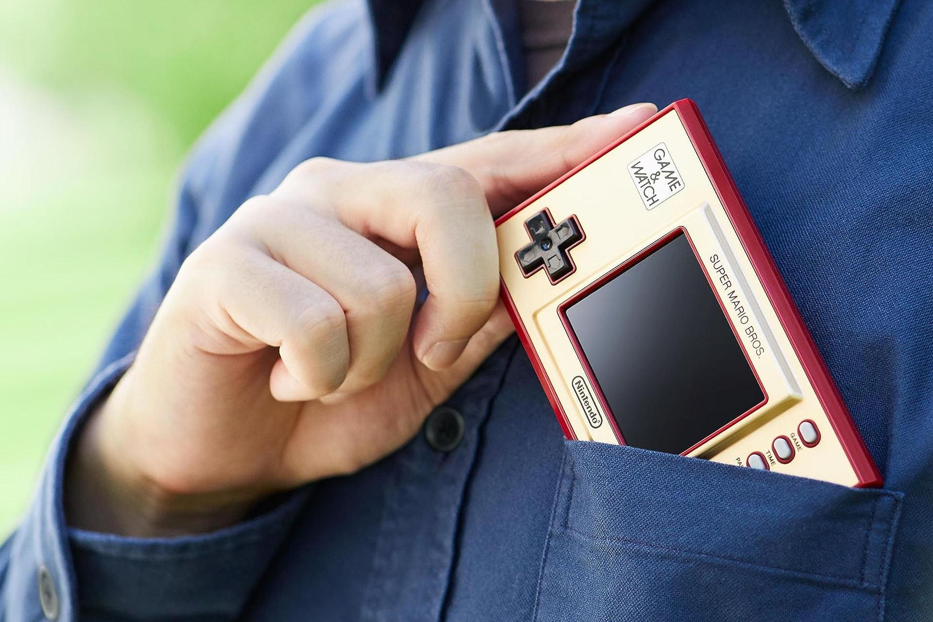 کنسول بازی نینتندو Nintendo Game & Watch در جیب پیراهن