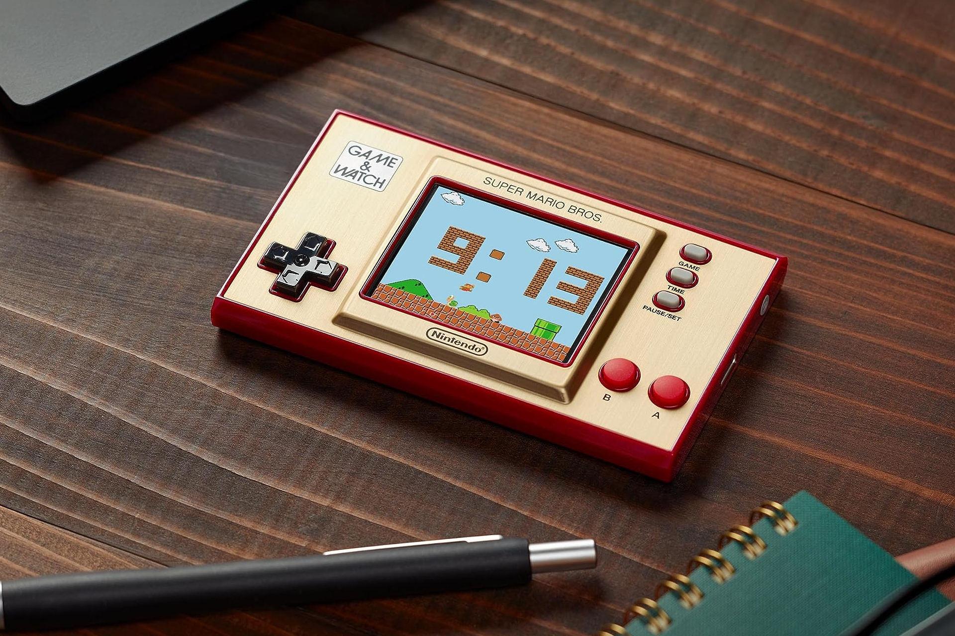 کنسول بازی نینتندو Nintendo Game & Watch روی میز