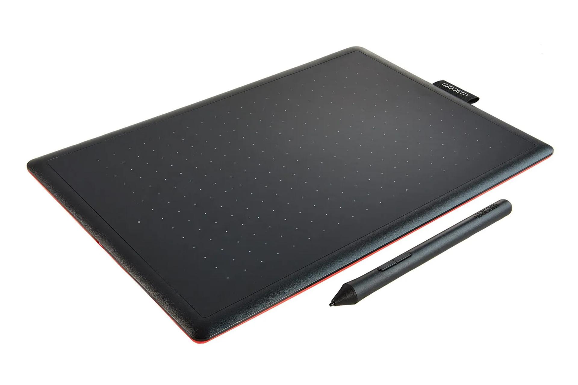 نمای نیمرخ قلم نوری وکام One by Wacom Medium با نمایش لبه پایین و سمت چپ پد طراحی به همراه قلم