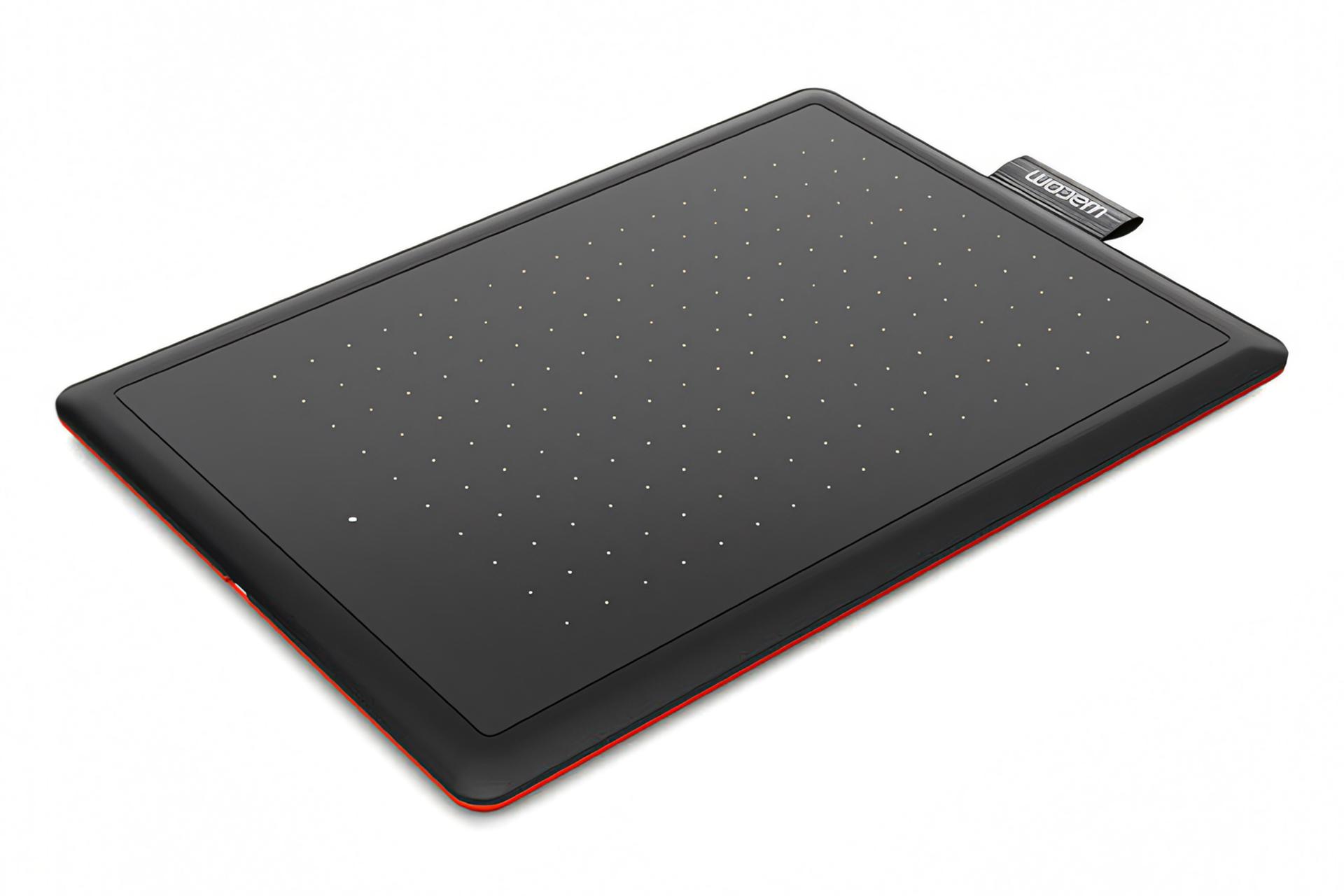 نمای نیمرخ قلم نوری وکام One by Wacom Small با نمایش لبه پایین و سمت چپ پد طراحی