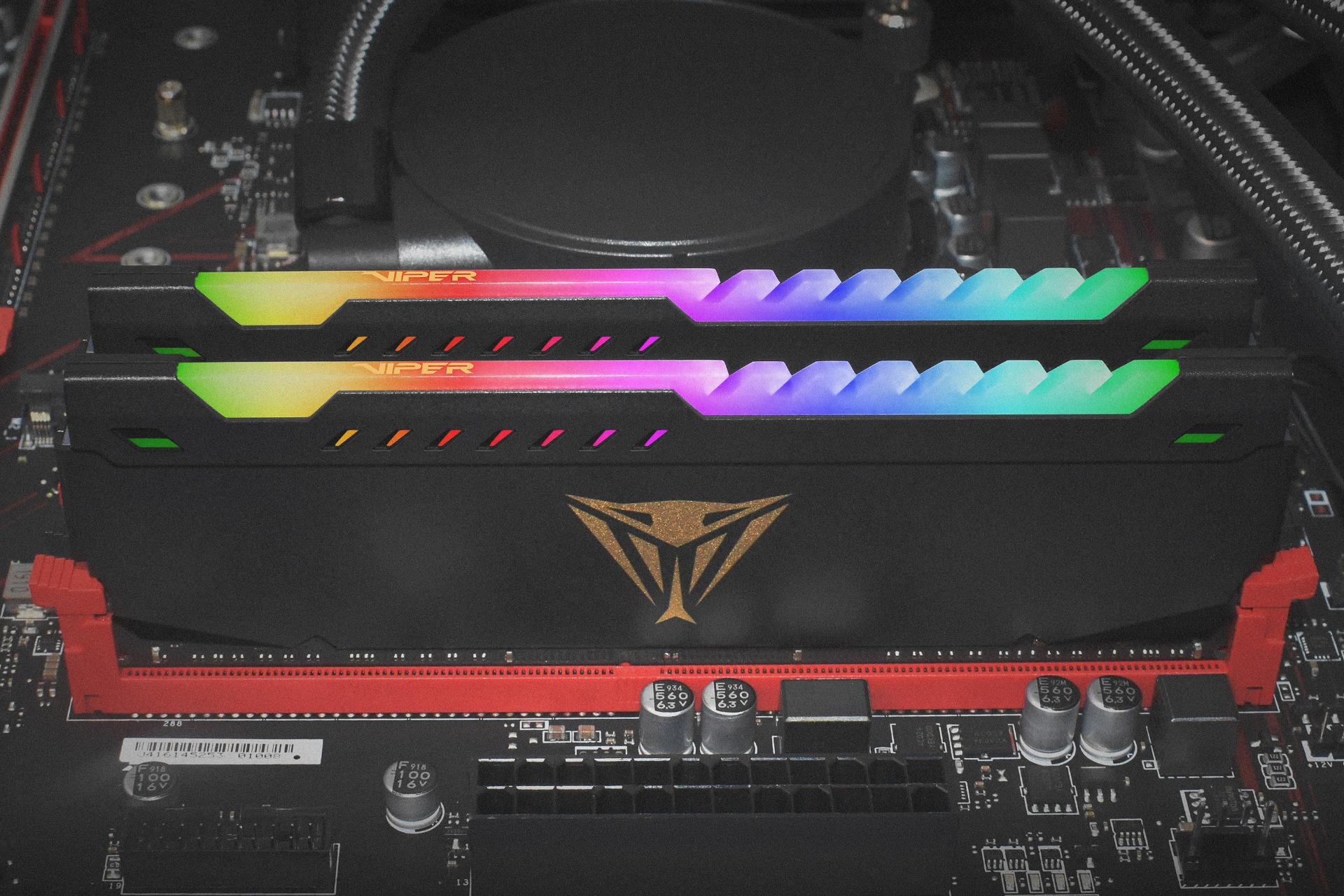 نمای درحال کار رم پاتریوت Patriot Viper STEEL RGB 32GB (2x16) DDR4-3200 CL16