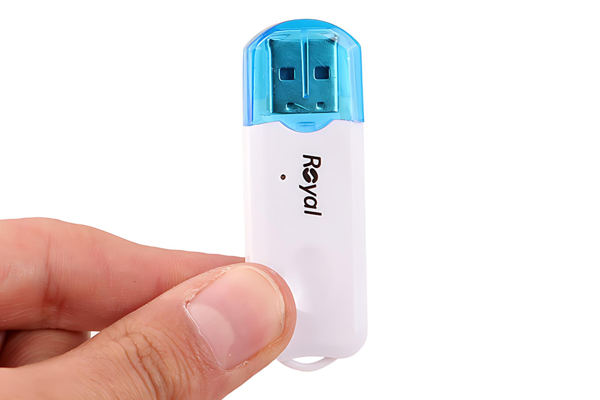 ابعاد دانگل بلوتوث رویال Royal RB-118 در دست