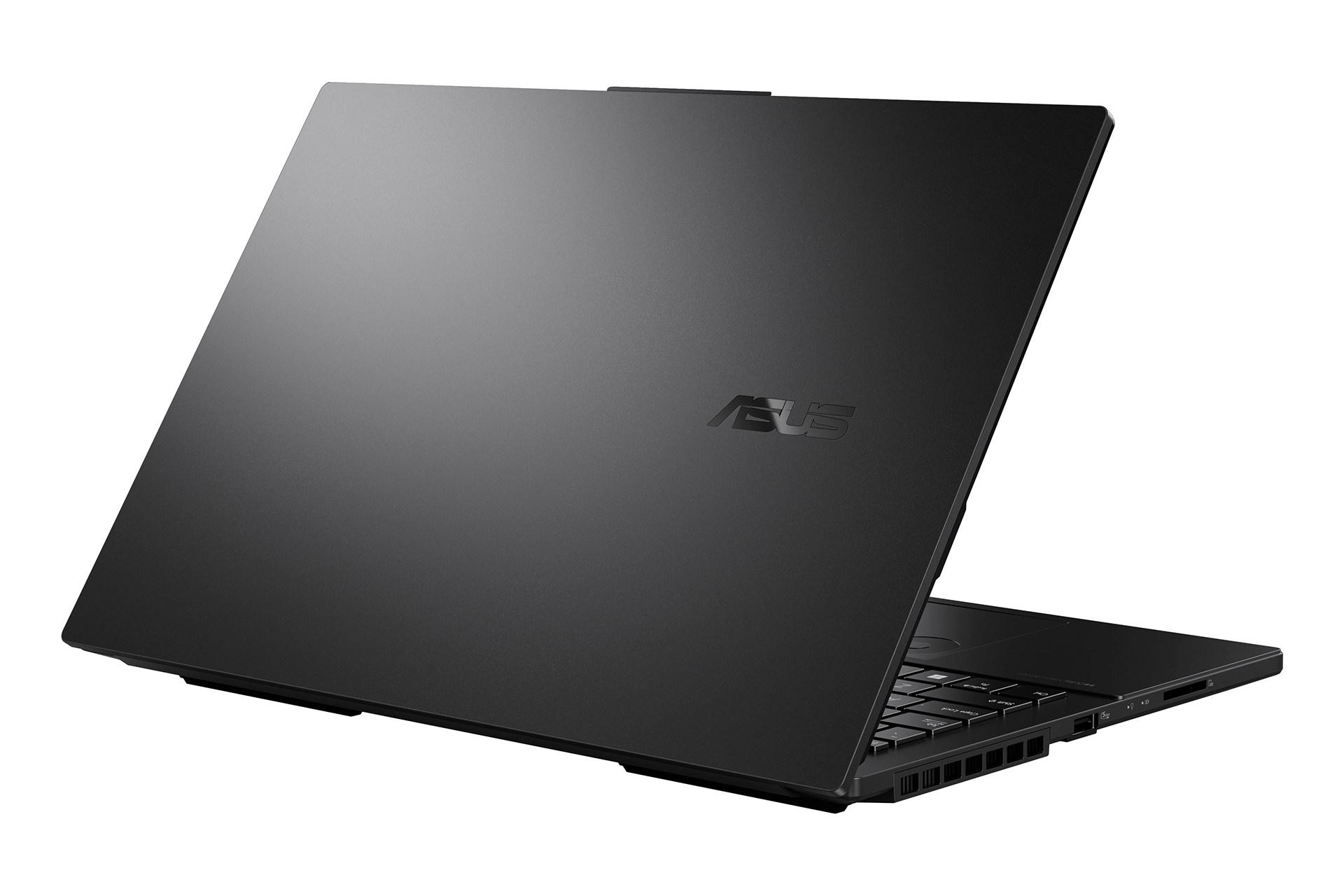 مرجع متخصصين ايران نماي نيمرخ پنل پشت لپ تاپ Vivobook Pro 15 OLED Q533MJ ايسوس با نمايش لوگوي پنل پشت و درگاه هاي لبه سمت چپ