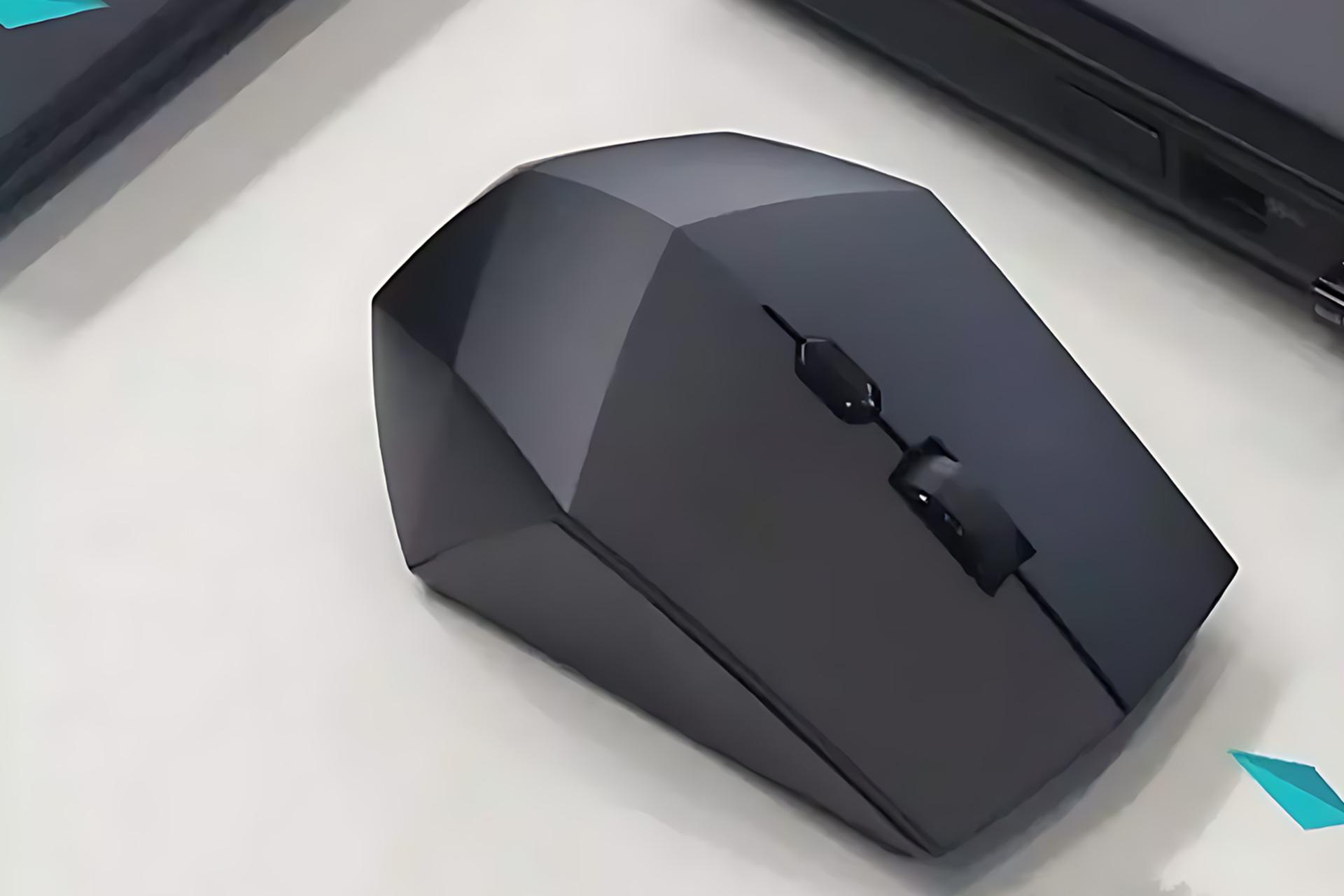 نمای بالای ماوس لنوو Lenovo Black Diamond 2 در کنار لپ تاپ