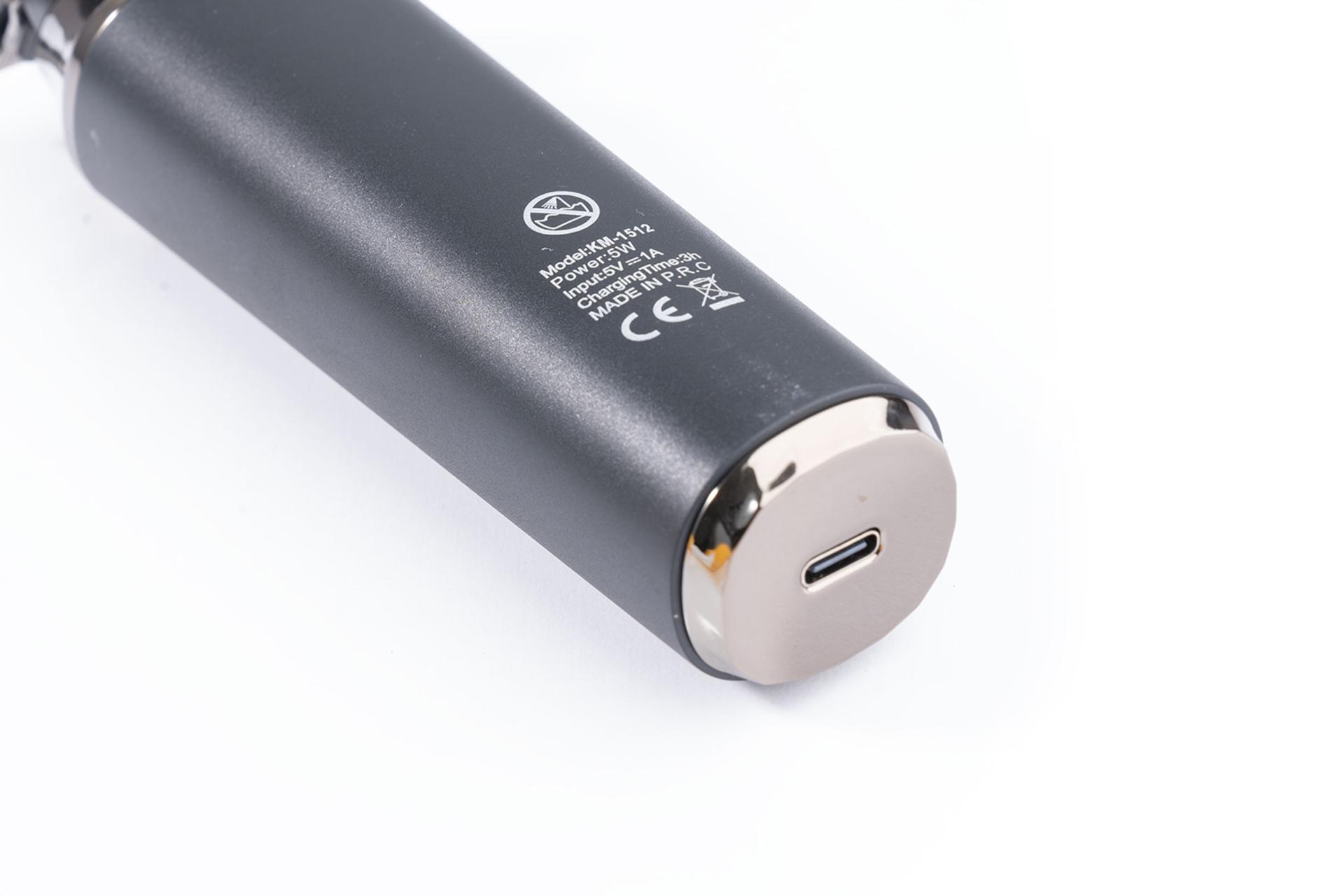 ماشین اصلاح و ریش تراش کیمی Kemei KM-1512 نمای درگاه شارژ USB