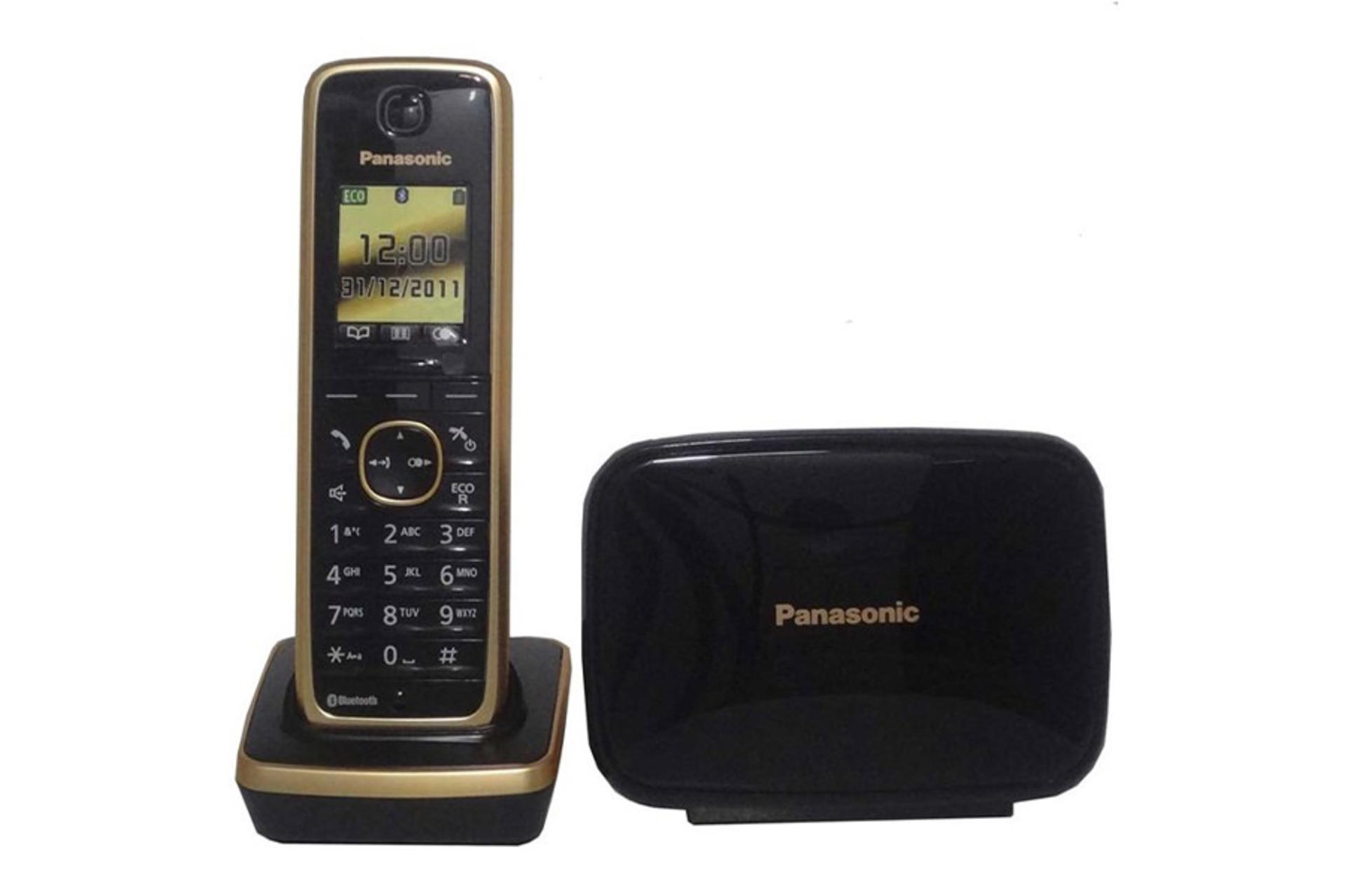 نمای کلی تلفن پاناسونیک KX-TG8611 با نمایش پایه اصلی، پایه متحرک به همراه گوشی بی سیم رنگ مشکی طلایی