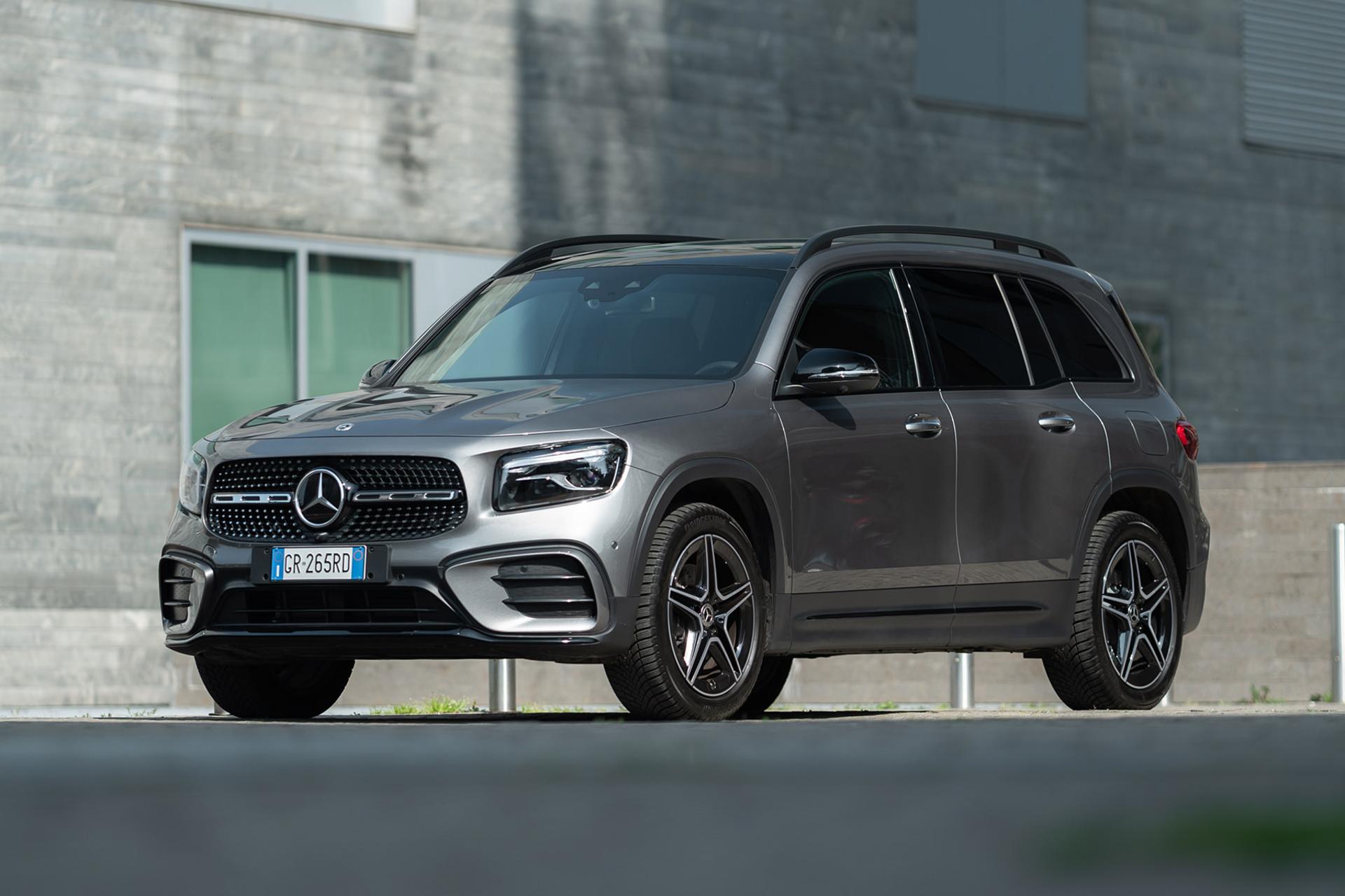 خودرو مرسدس بنز جی ال بی Mercedes Benz GLB 200 2024 نمای جلو رنگ نقره ای