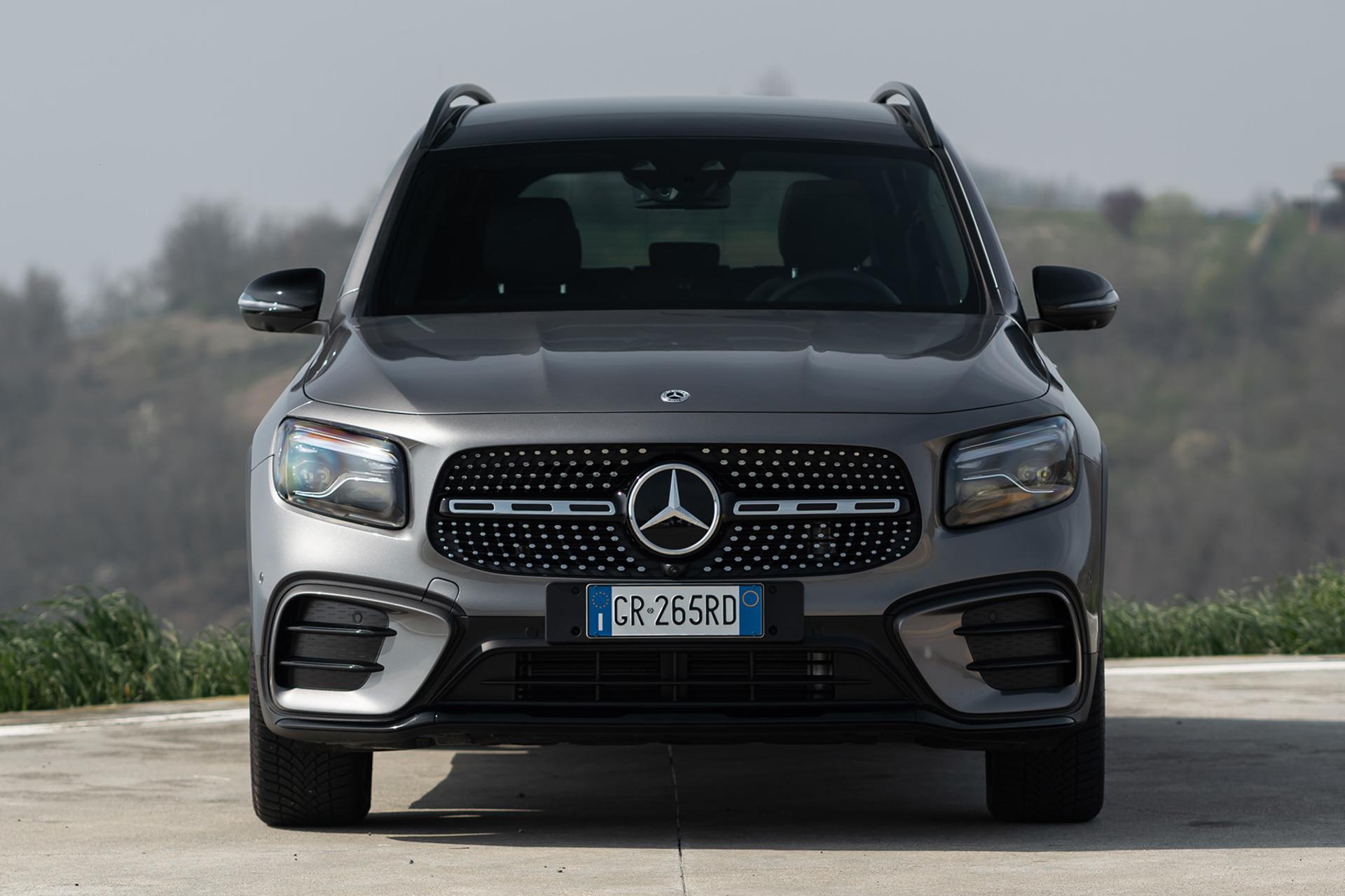 خودرو مرسدس بنز جی ال بی Mercedes Benz GLB 200 2024 نمای جلوپنجره رنگ نقره ای