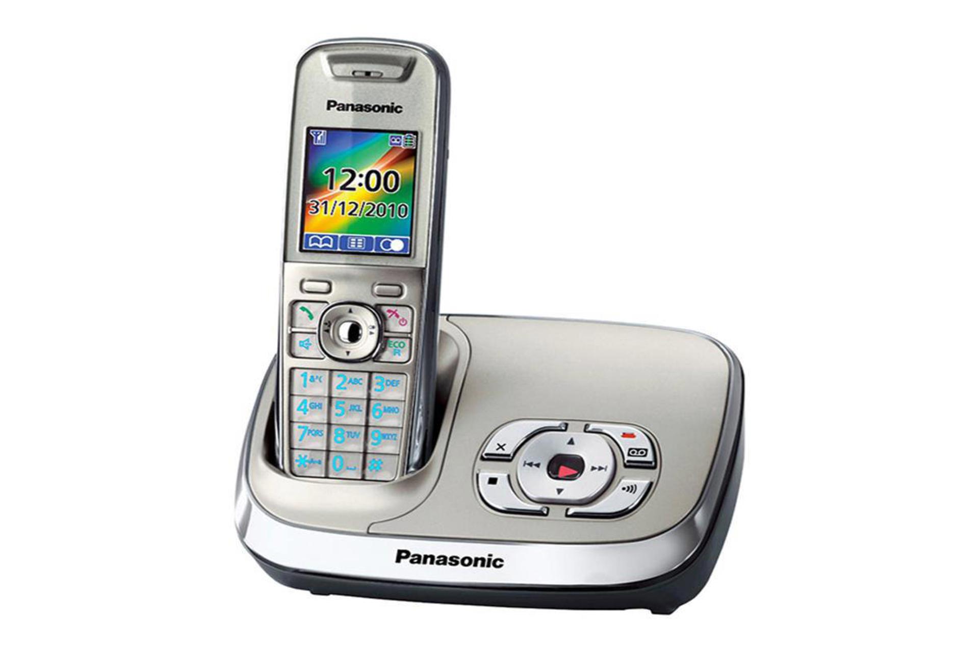 نمای نیمرخ تلفن پاناسونیک KX-TG8521 با نمایش لبه سمت راست پایه اصلی و گوشی بی سیم رنگ نقره ای