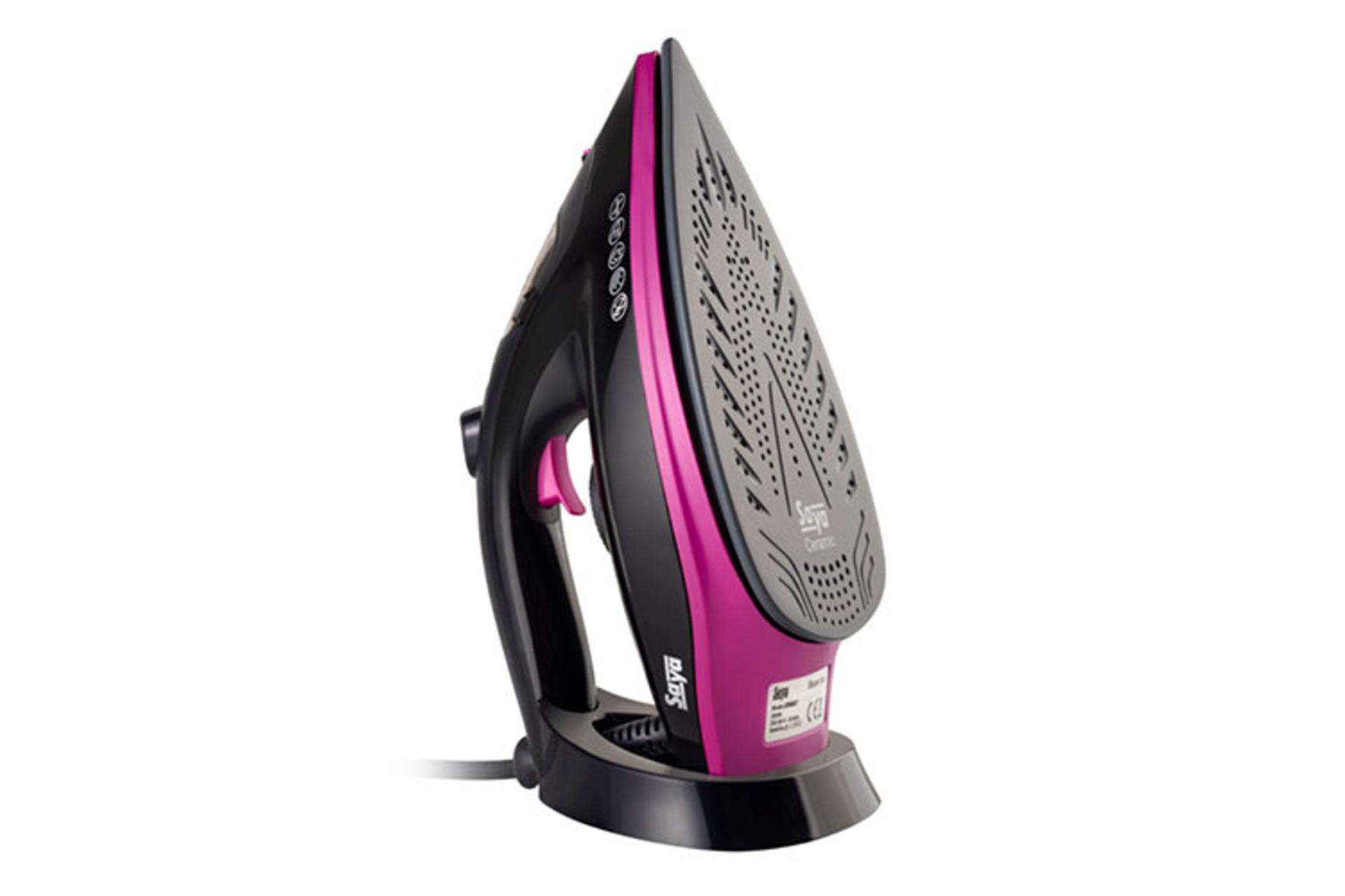 اتو بخار سایا Saya Combat نمای زیر کفه حالت ایستاده رنگ مشکی و صورتی