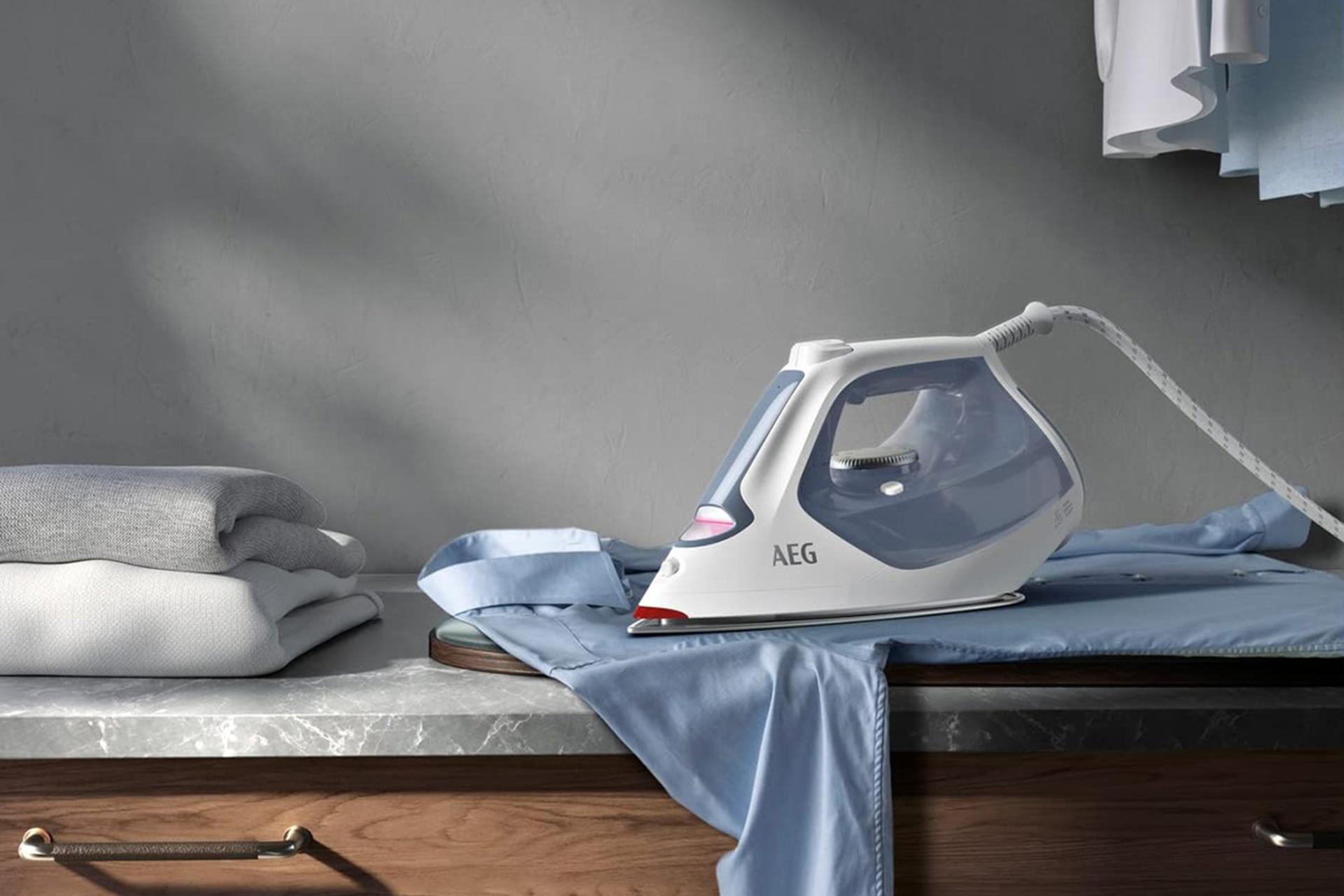 اتو بخار آ ا گ AEG SI7-1-4WB روی میز