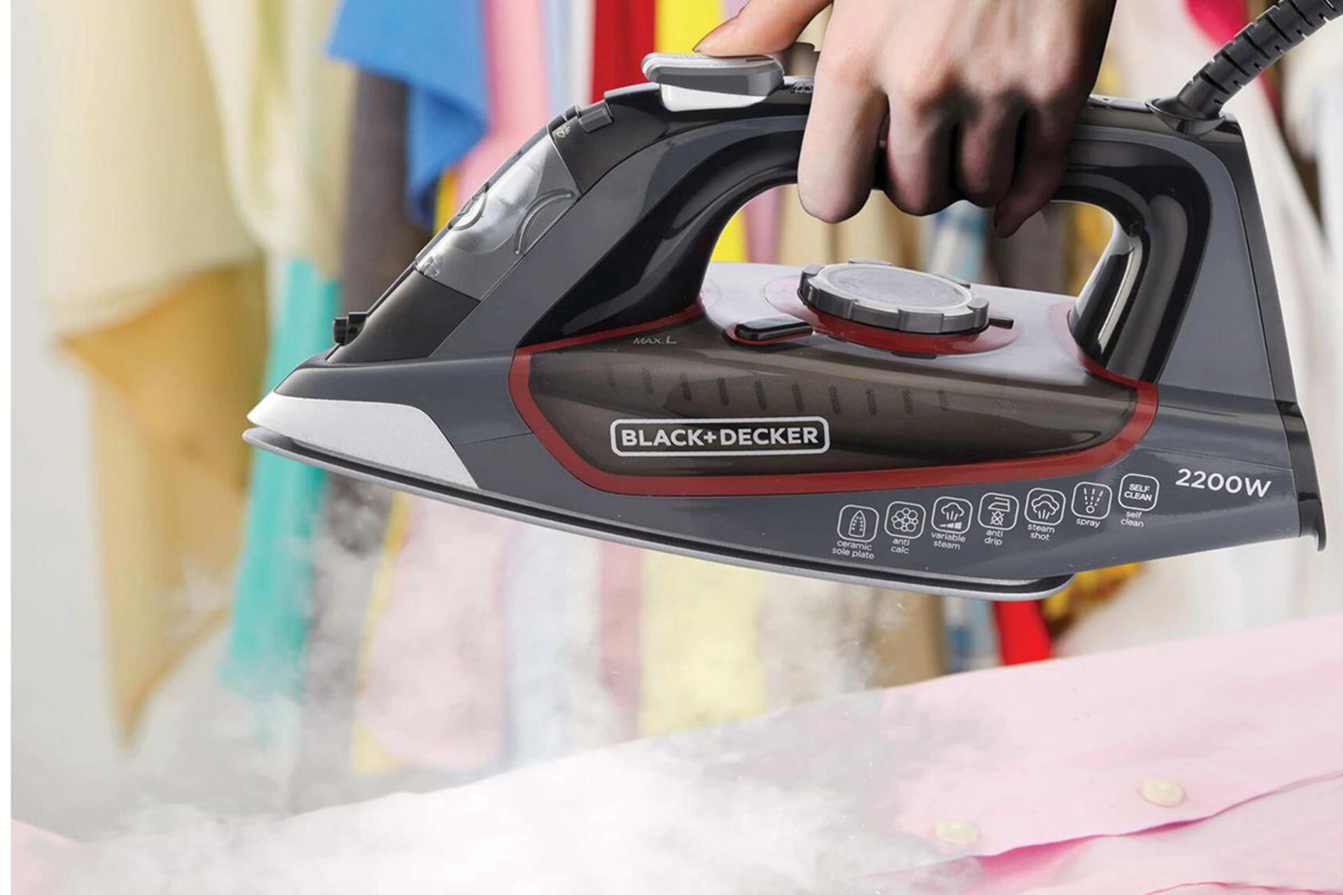 اتو بخار بلک اند دکر BLACK+DECKER X2050-B5 در حال بخاردهی روی لباس
