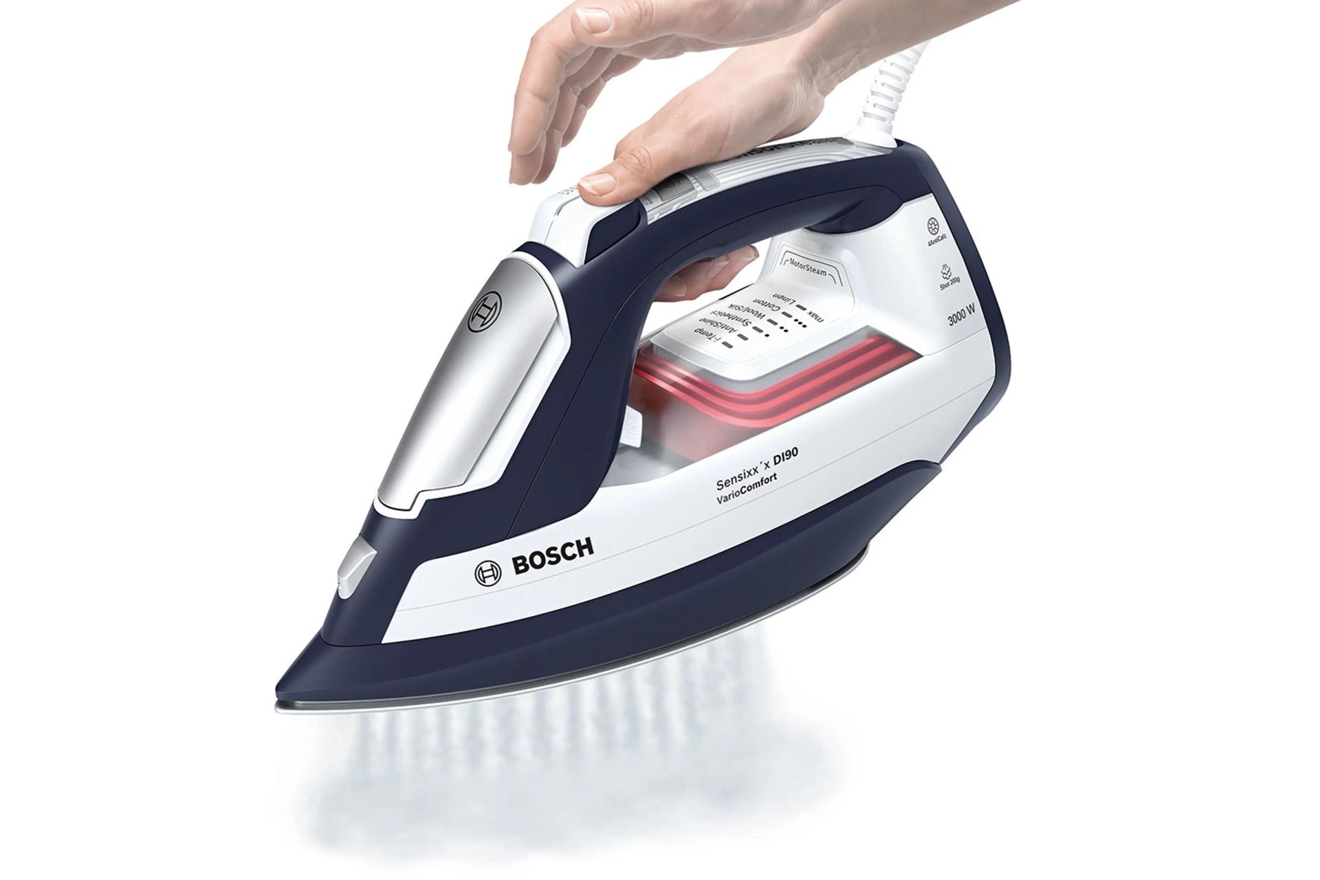 اتو بخار بوش Bosch TDI953022V در دست و در حال بخاردهی