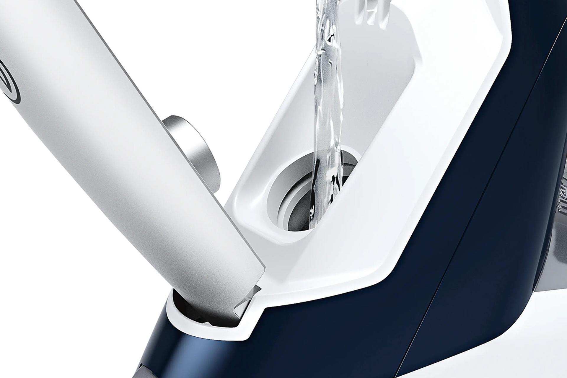 اتو بخار بوش Bosch TDI953022V در حال پر کردن مخزن آب