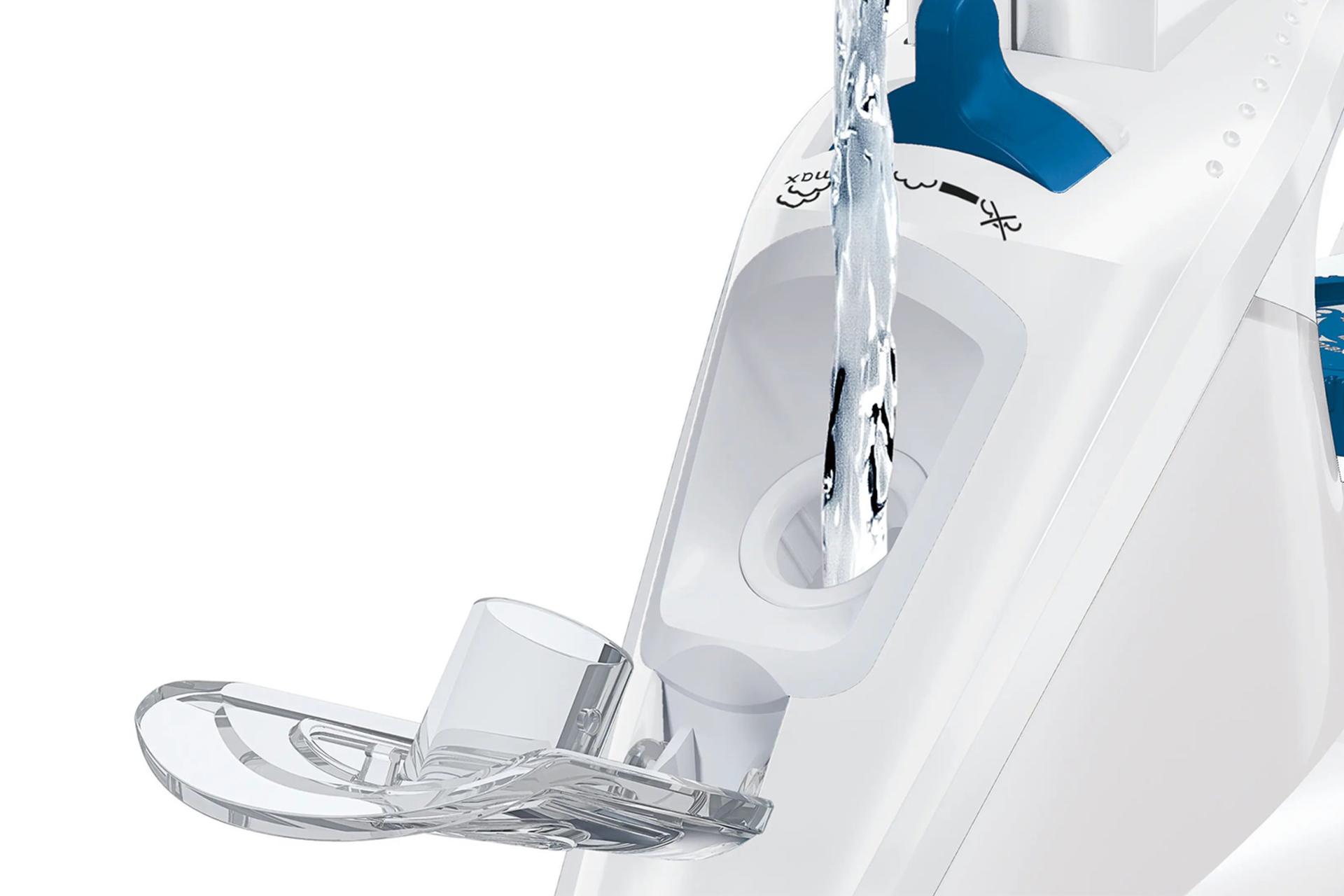 اتو بخار بوش Bosch TDA302401W در حال پر کردن مخزن آب