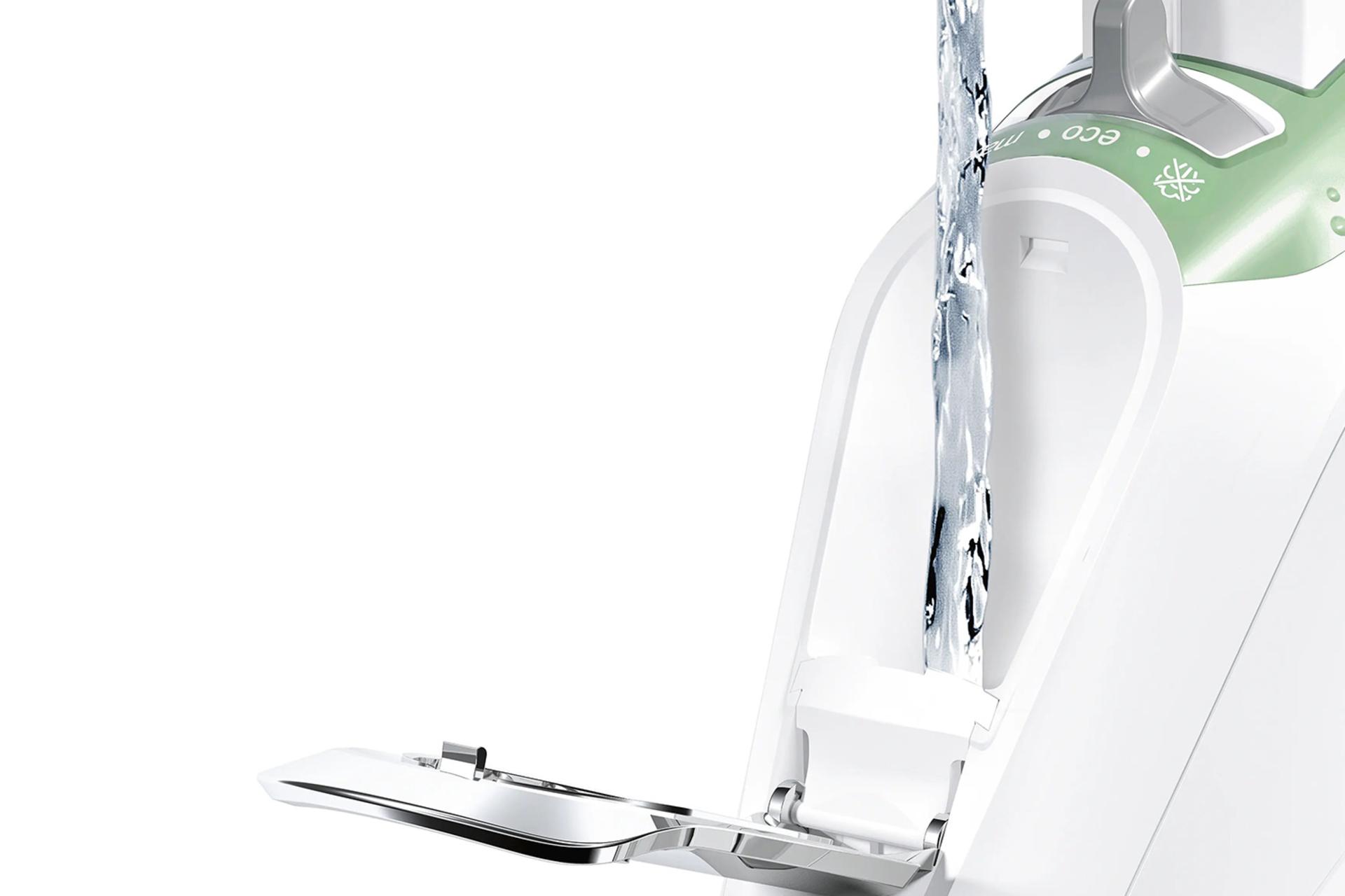 اتو بخار بوش Bosch TDA702421E در حال پر کردن مخزن آب