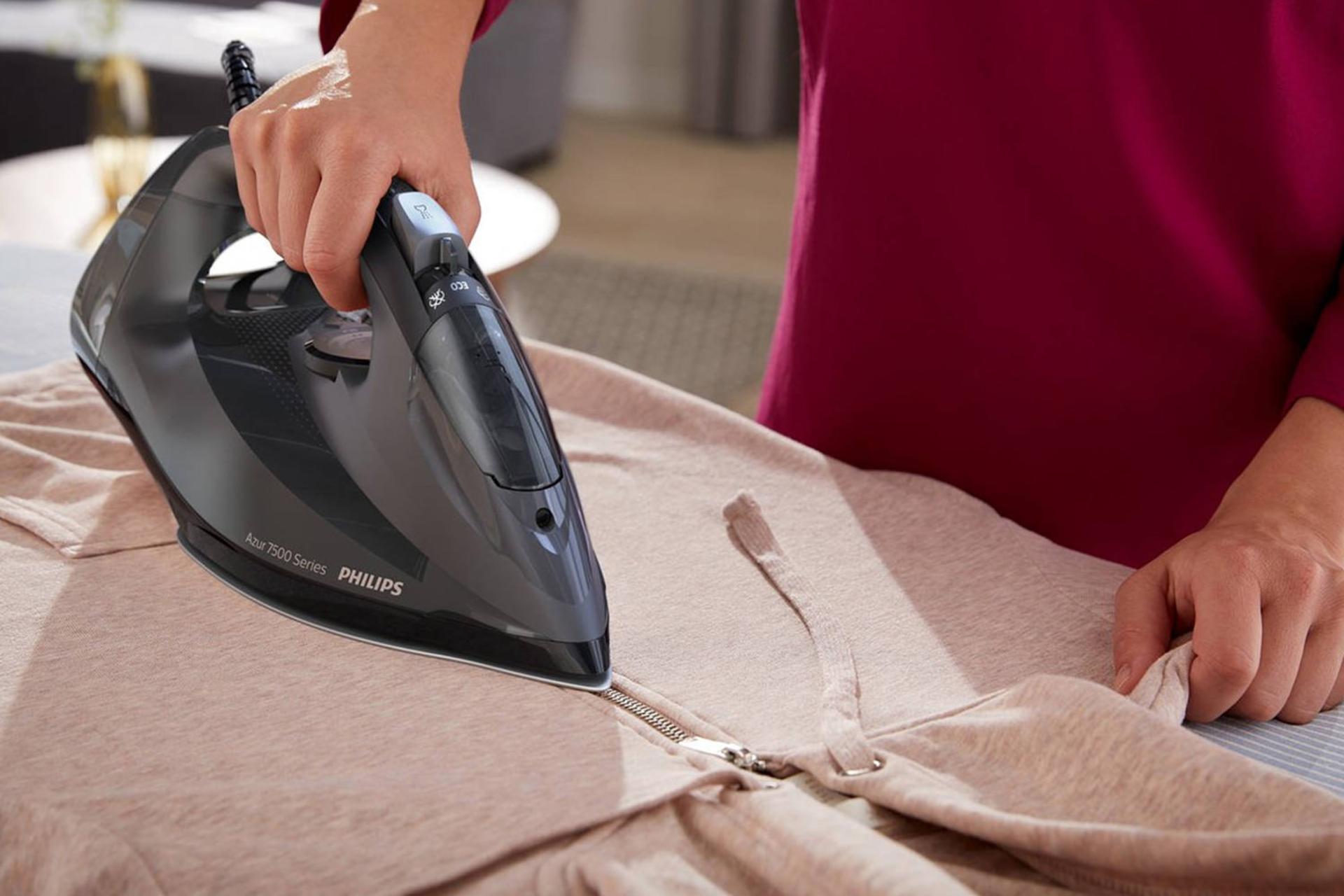مرجع متخصصين ايران اتو بخار فيليپس Philips DST7511 در حال اتو لباس