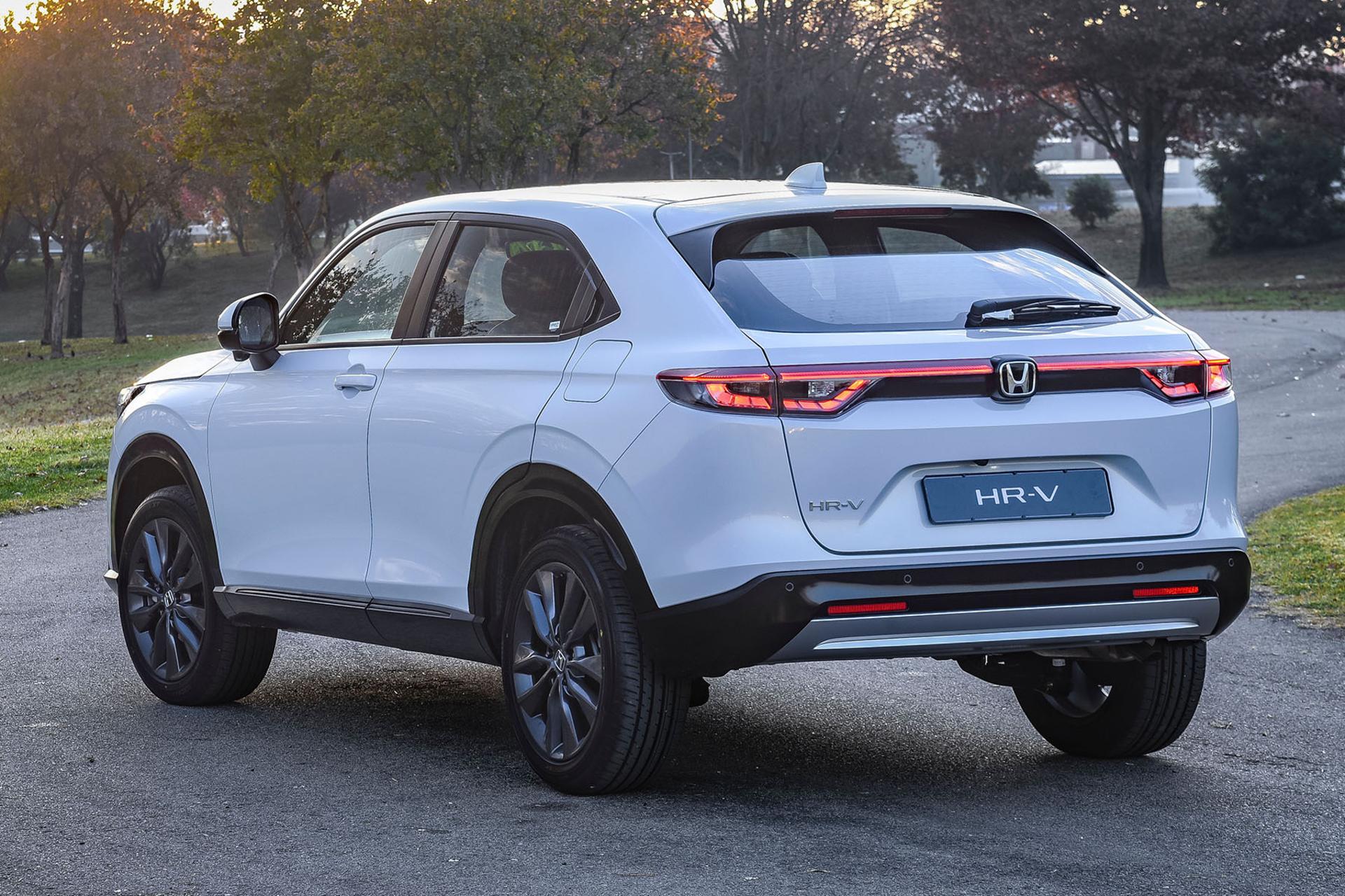 خودرو هوندا هیبرید Honda HR-V e:HEV 2024 نمای پشت رنگ سفید