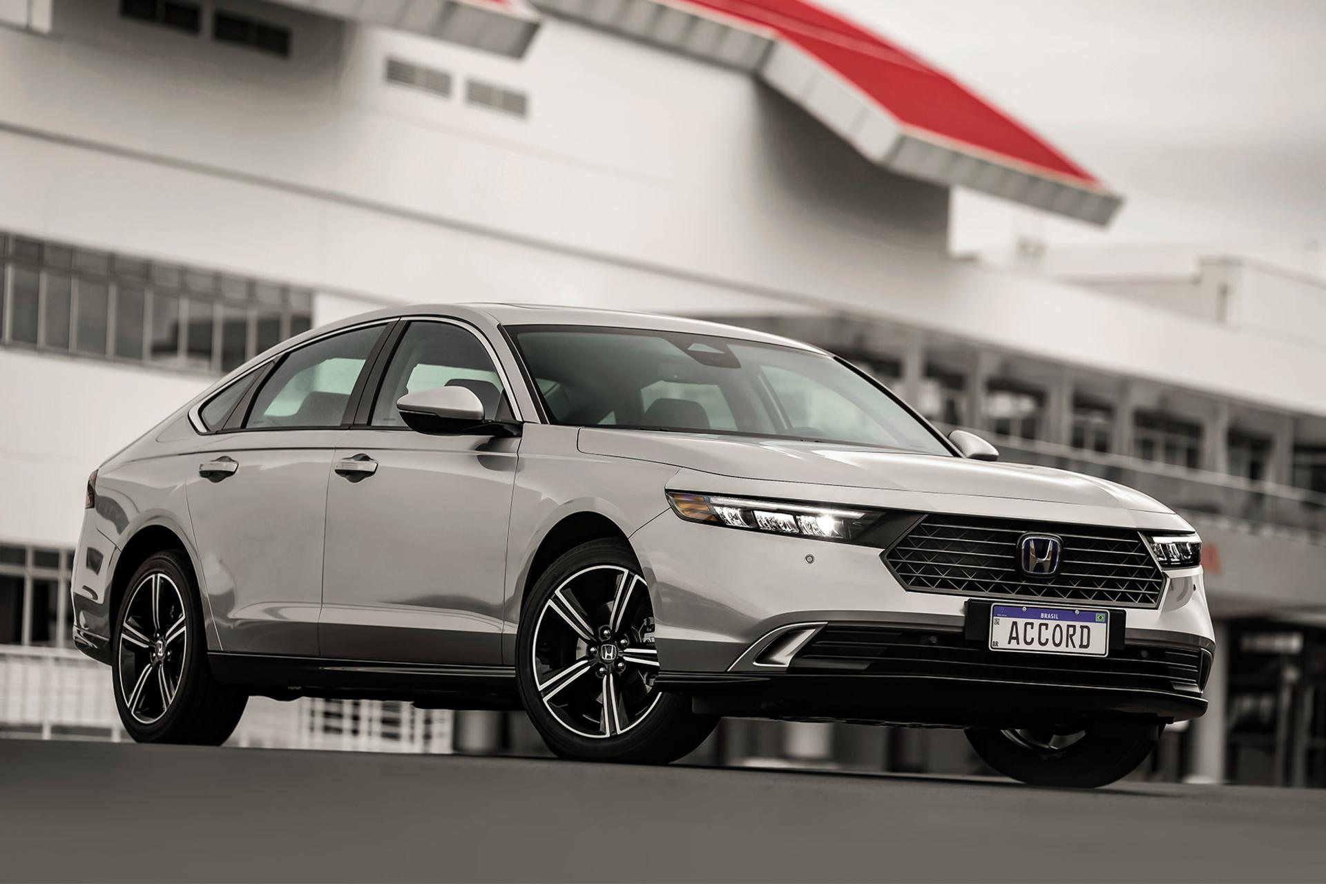 خودرو هوندا آکورد پلاگین هیبرید Honda Accord e:PHEV 2024 رنگ سفید نمای جلو