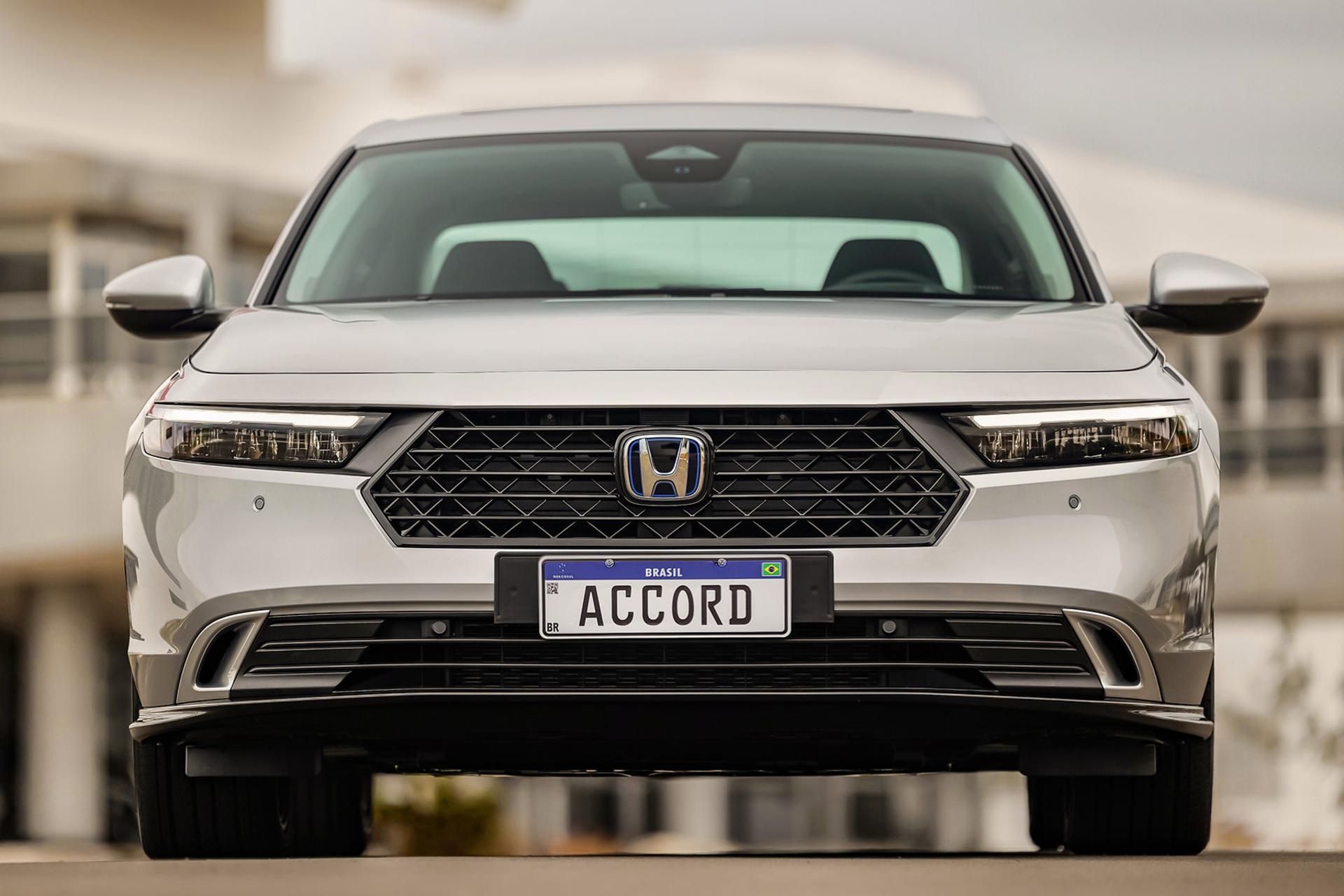 خودرو هوندا آکورد پلاگین هیبرید Honda Accord e:PHEV 2024 رنگ سفید نمای جلوپنجره