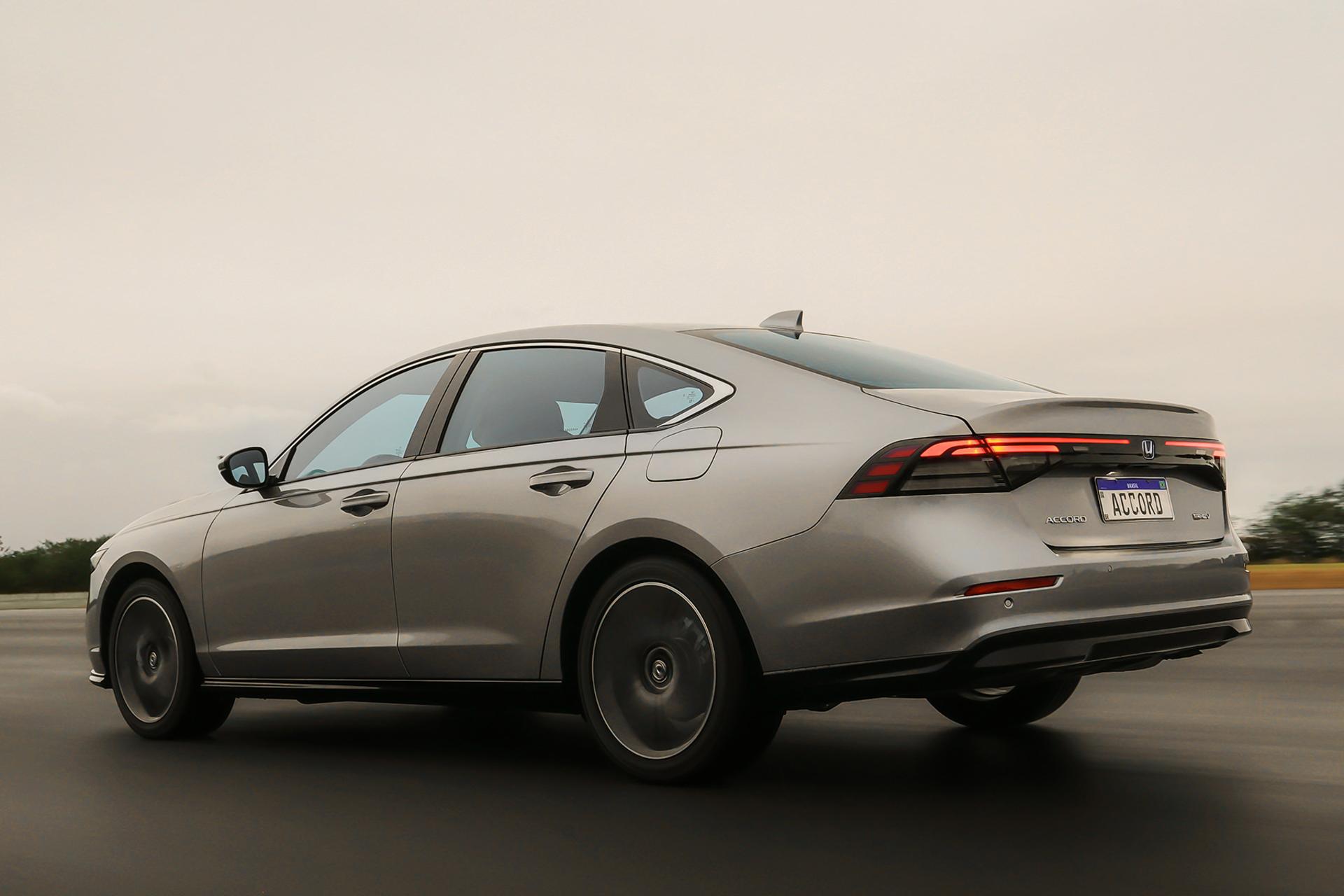 خودرو هوندا آکورد پلاگین هیبرید Honda Accord e:PHEV 2024 رنگ سفید نمای جانبی و پشت