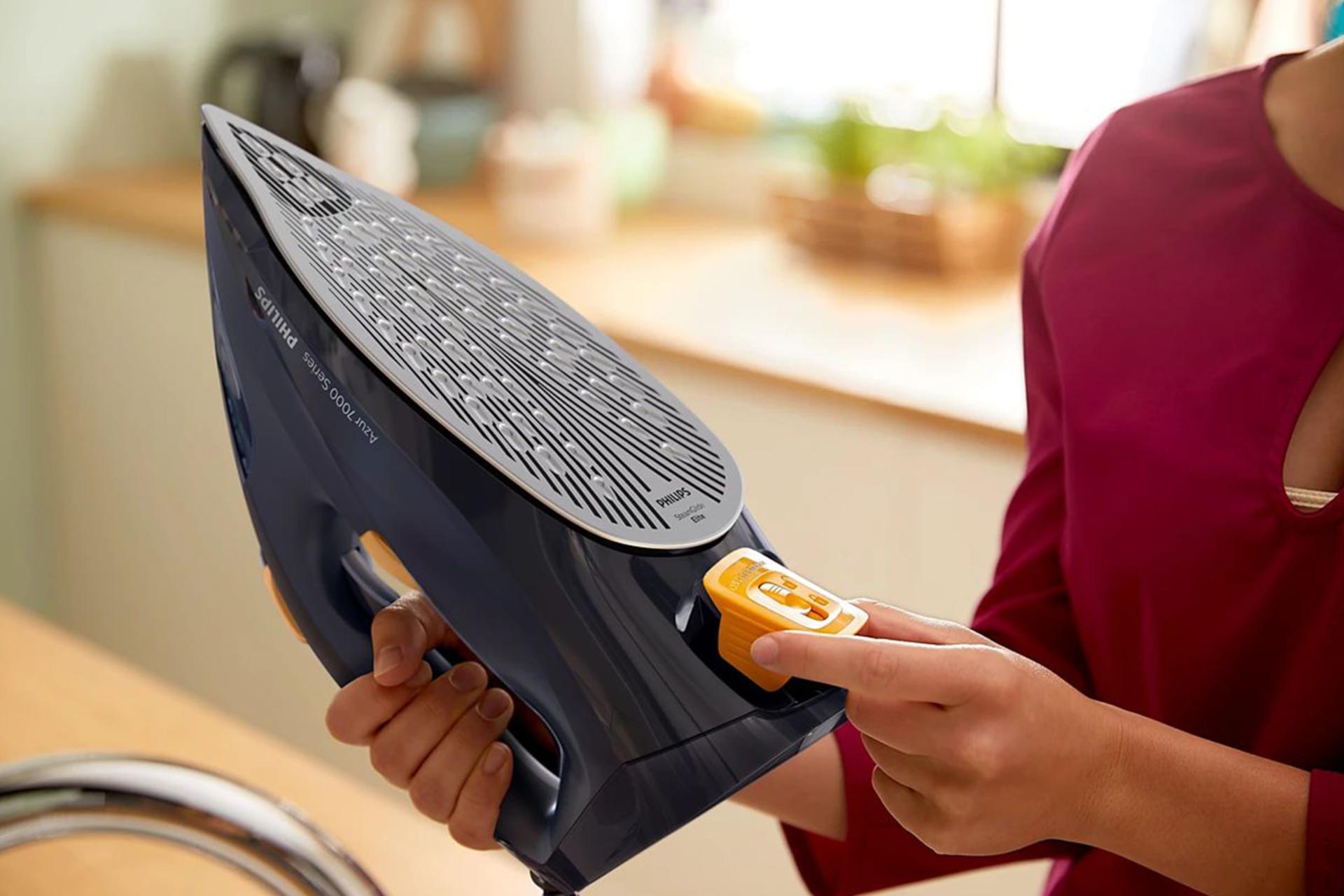مرجع متخصصين ايران اتو بخار فيليپس Philips DST7060 در حال تعويض مخزن رسوب