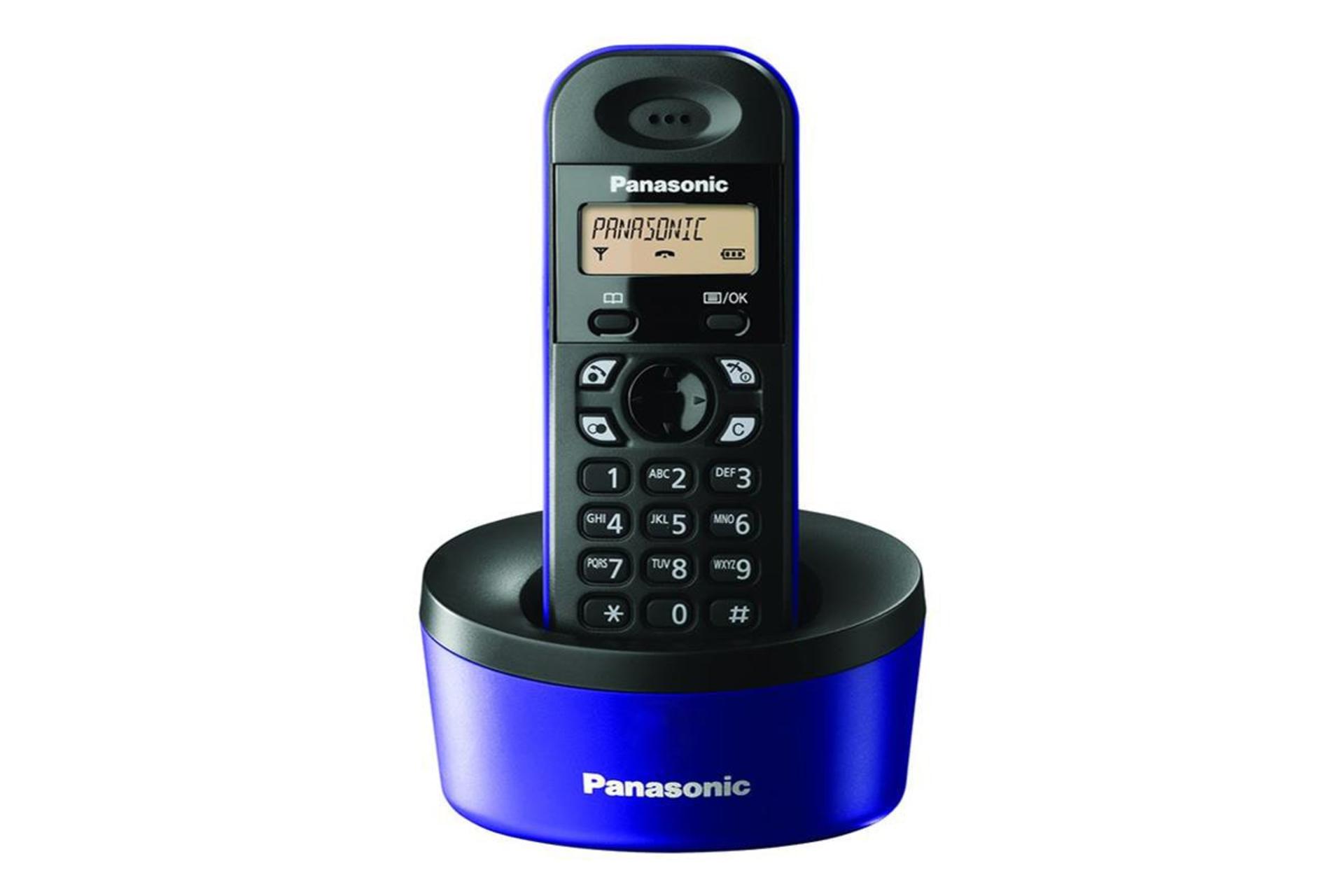 نمای رو به روی تلفن پاناسونیک KX-TG1311 با نمایش پایه اصلی و گوشی بی سیم رنگ آبی