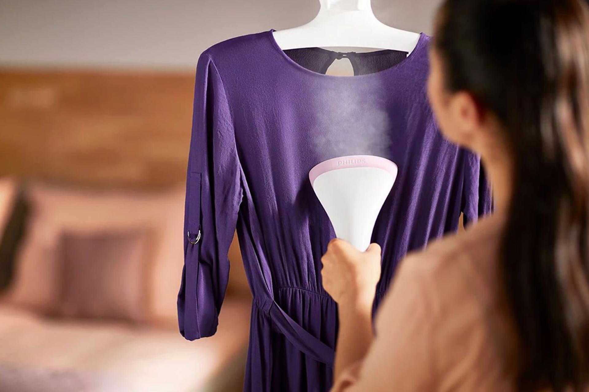 بخارگر فیلیپس Philips GC485 در حال بخاردهی روی لباس