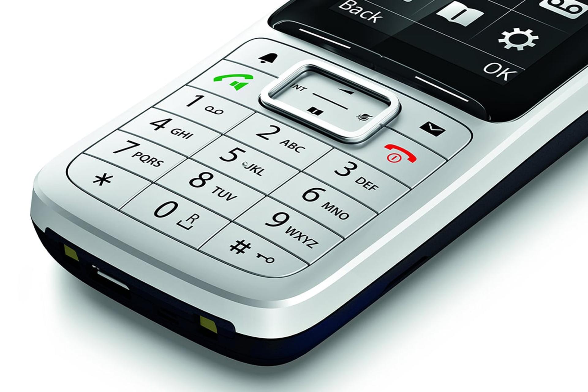 نمای نزدیک تلفن گیگاست SL450A GO با نمایش صفحه کلید و درگاه گوشی بی سیم