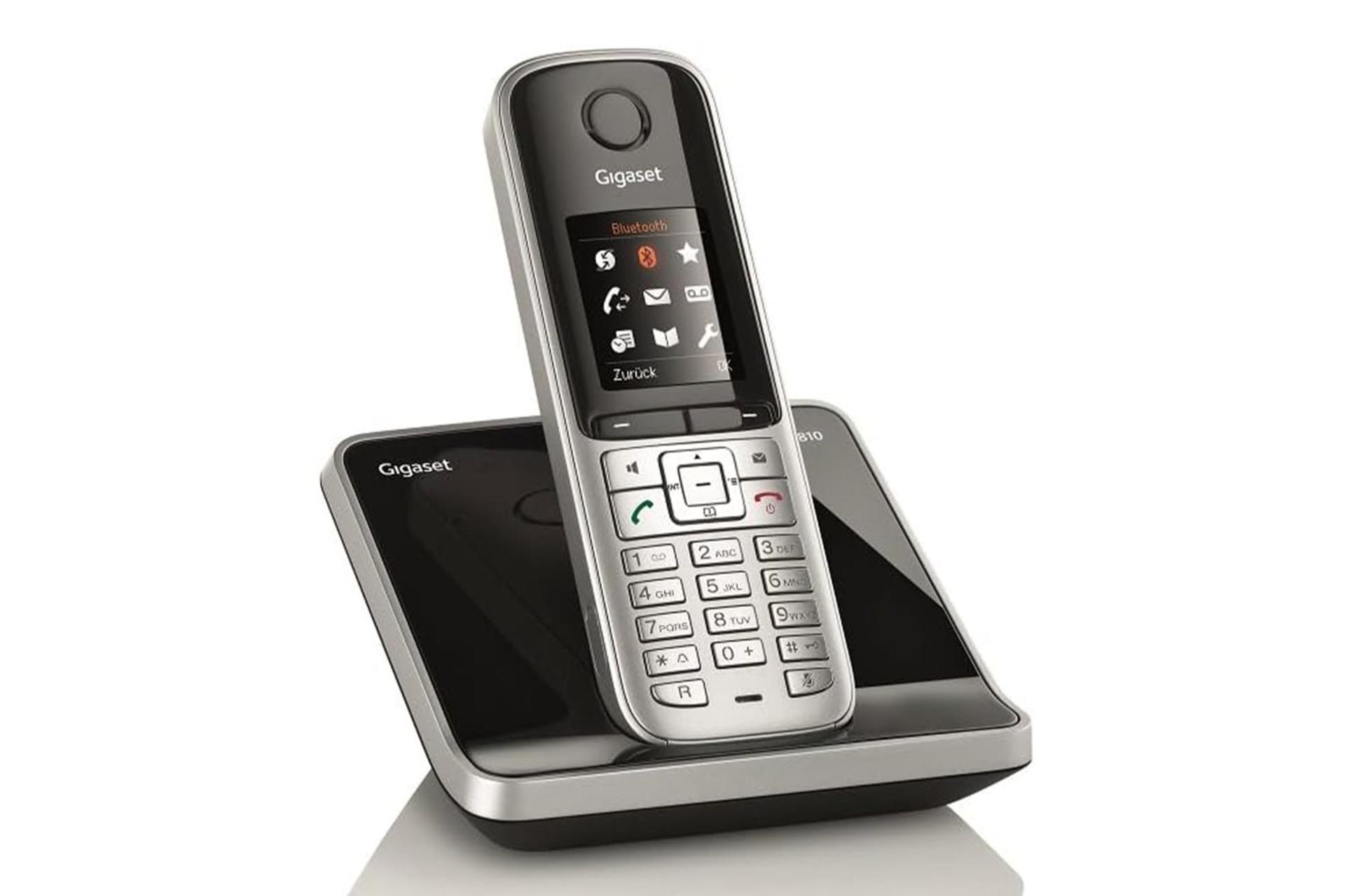 نمای نیمرخ تلفن گیگاست S810 Duo با نمایش لبه‌ی سمت چپ پایه اصلی و گوشی بی سیم