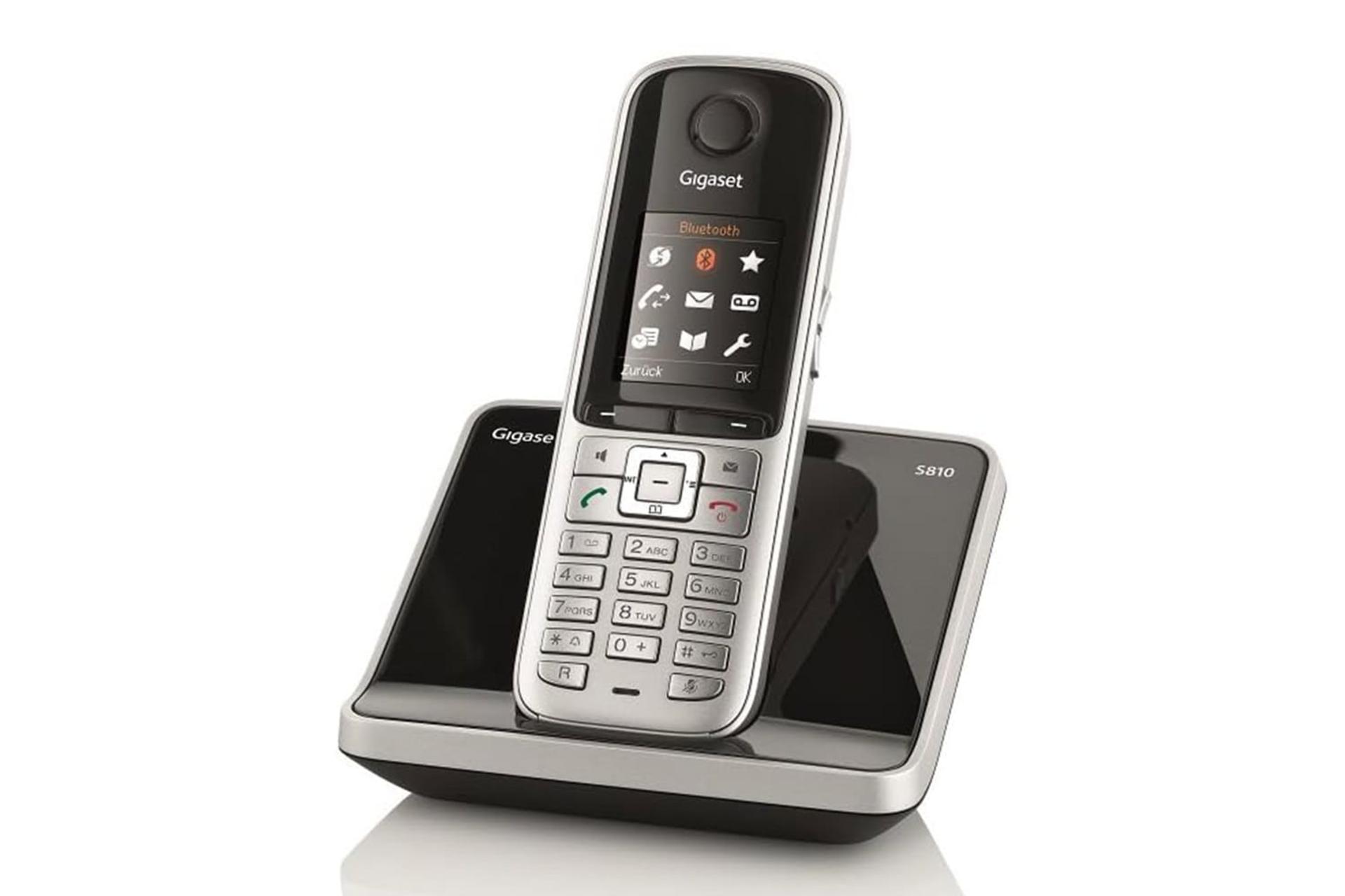 نمای نیمرخ تلفن گیگاست S810 Duo با نمایش لبه‌ی سمت راست پایه اصلی و گوشی بی سیم