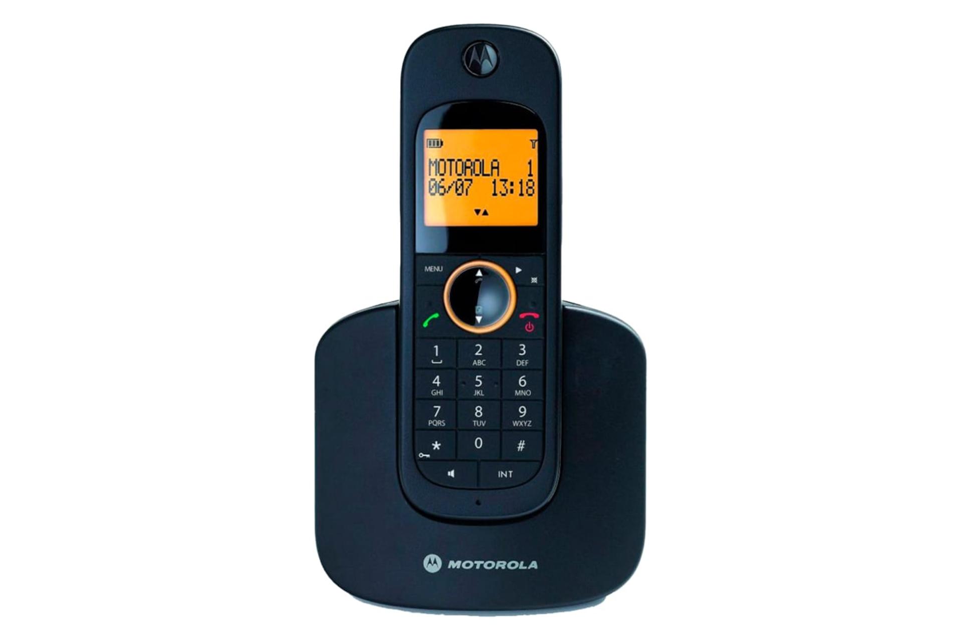 نمای رو به روی تلفن موتورولا D1001 با نمایشگر روشن و نمایش صفحه کلید رنگ مشکی