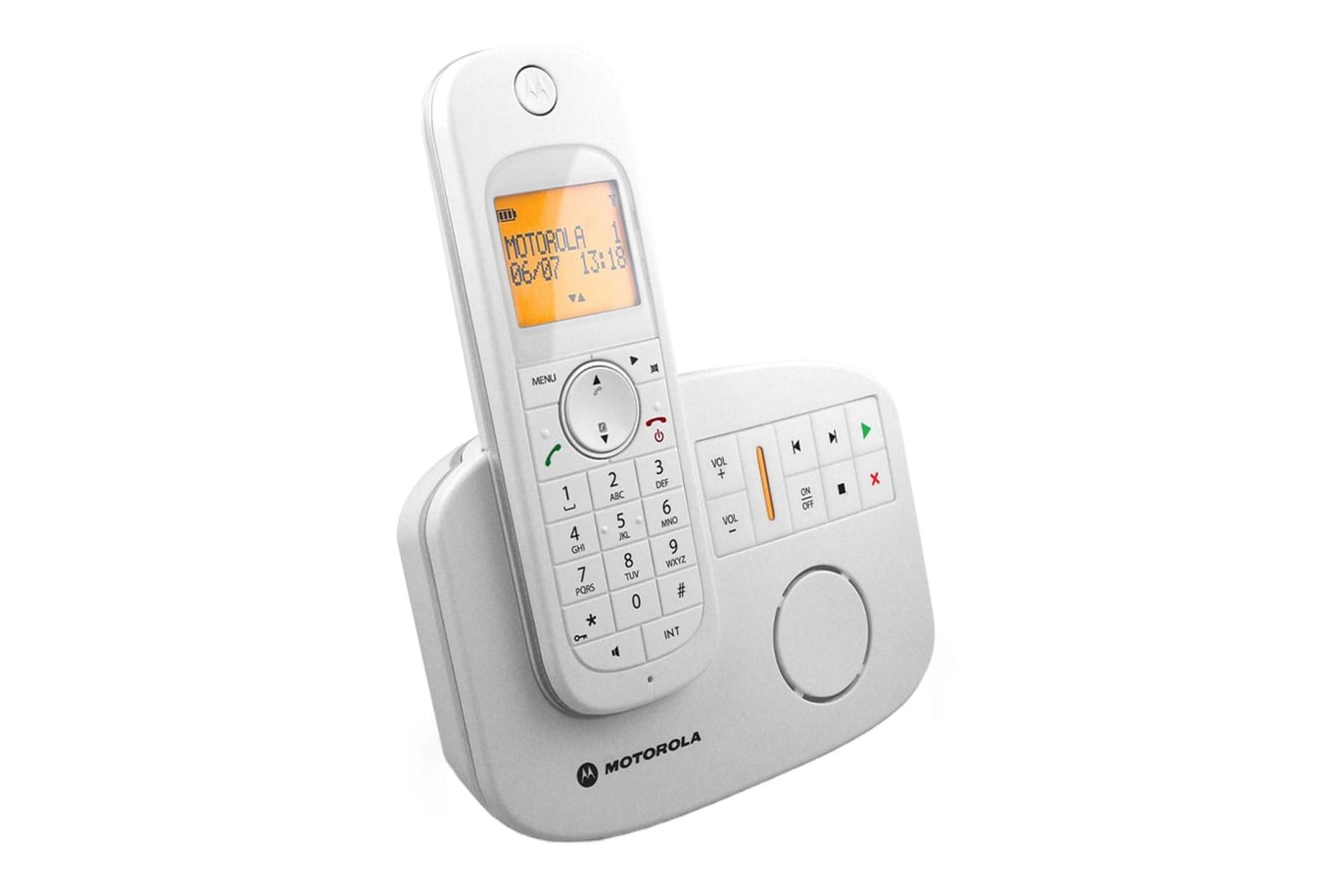 نمای نیمرخ تلفن موتورولا D1011 با نمایش لبه سمت چپ گوشی بی سیم و پایه رنگ سفید
