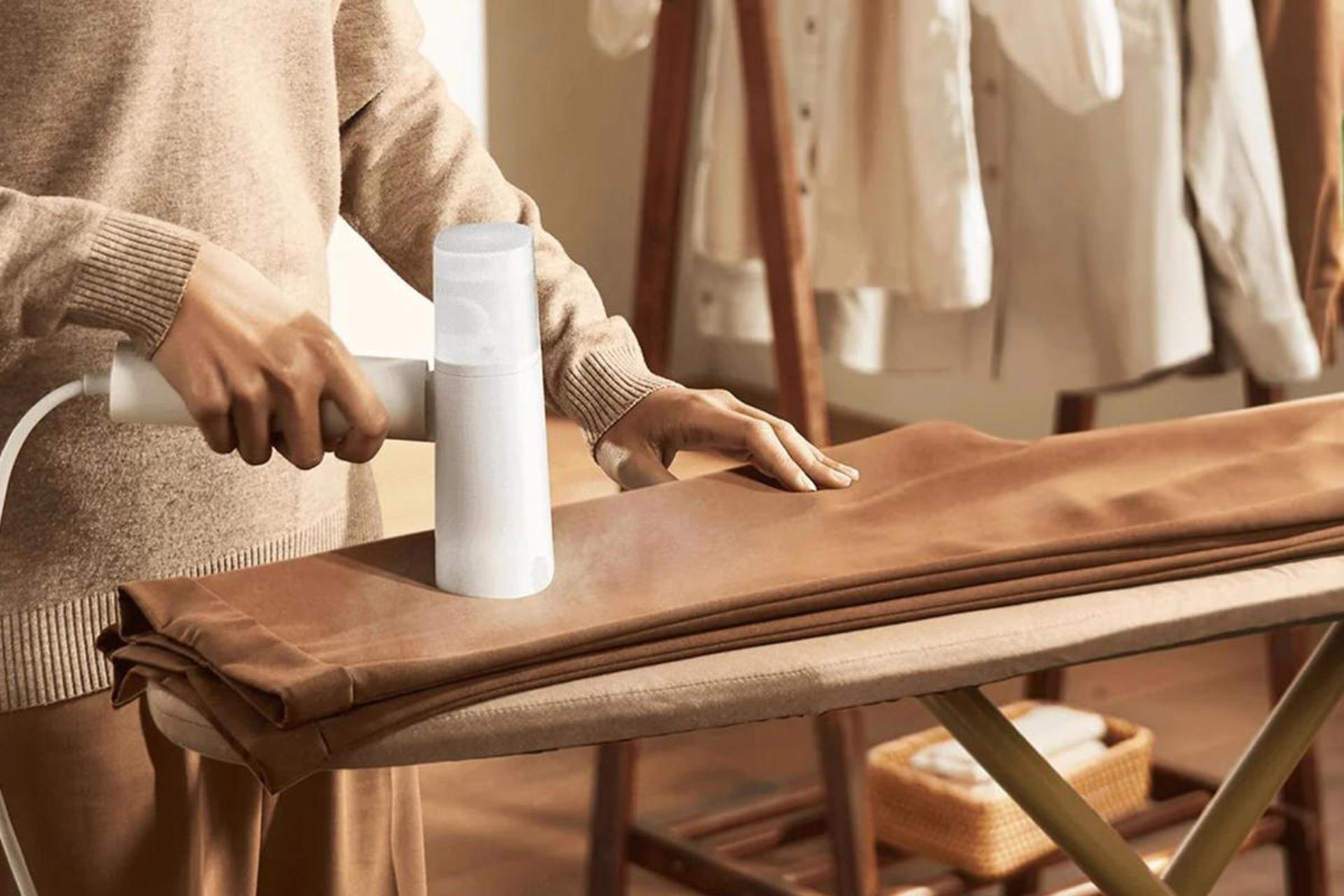 بخارگر دستی شیائومی Xiaomi Mijia MJGTJ02LF در حال بخاردهی روی لباس