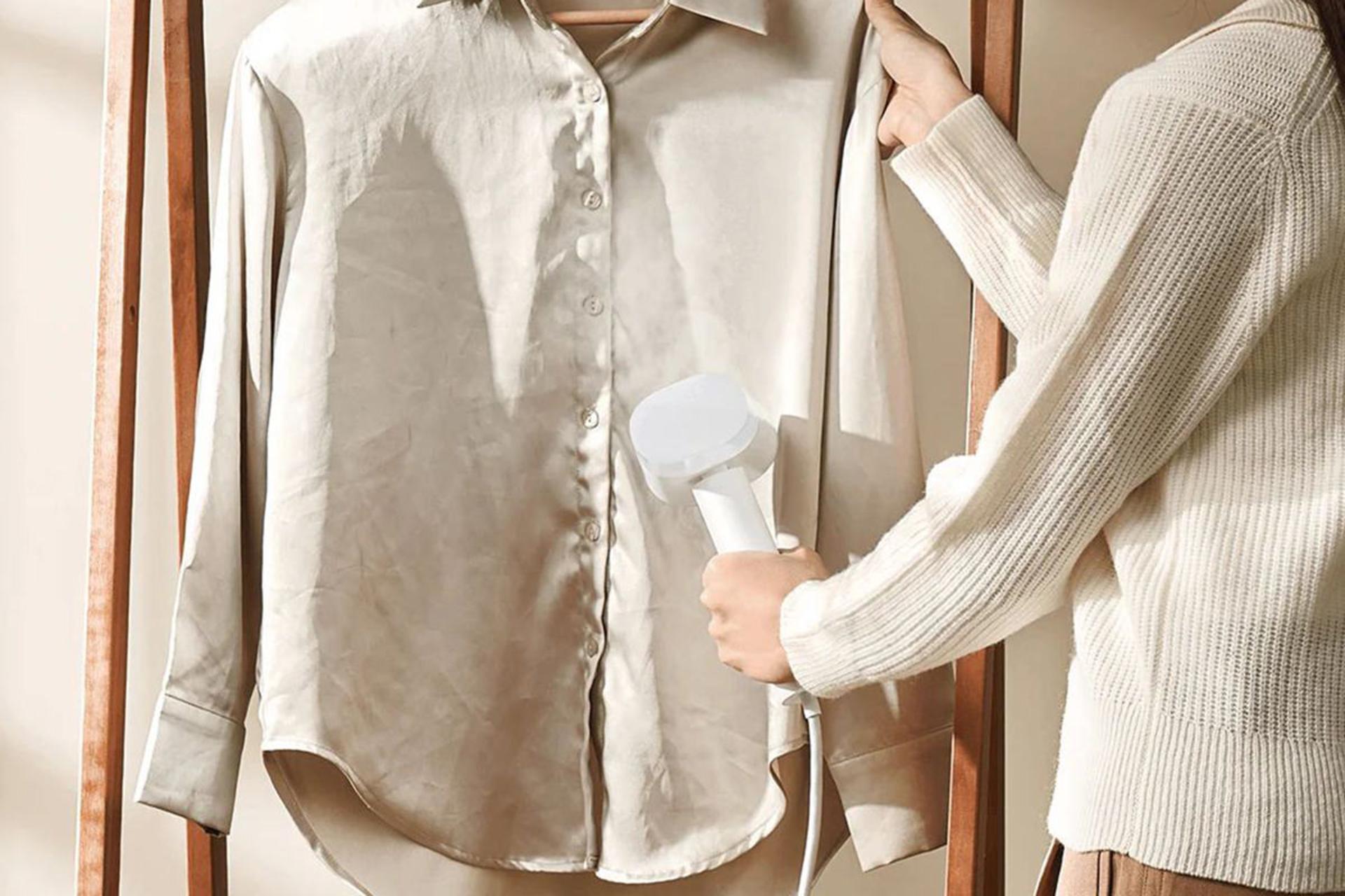 بخارگر دستی شیائومی Xiaomi Mijia MJGTJ02LF در حال بخاردهی عمودی