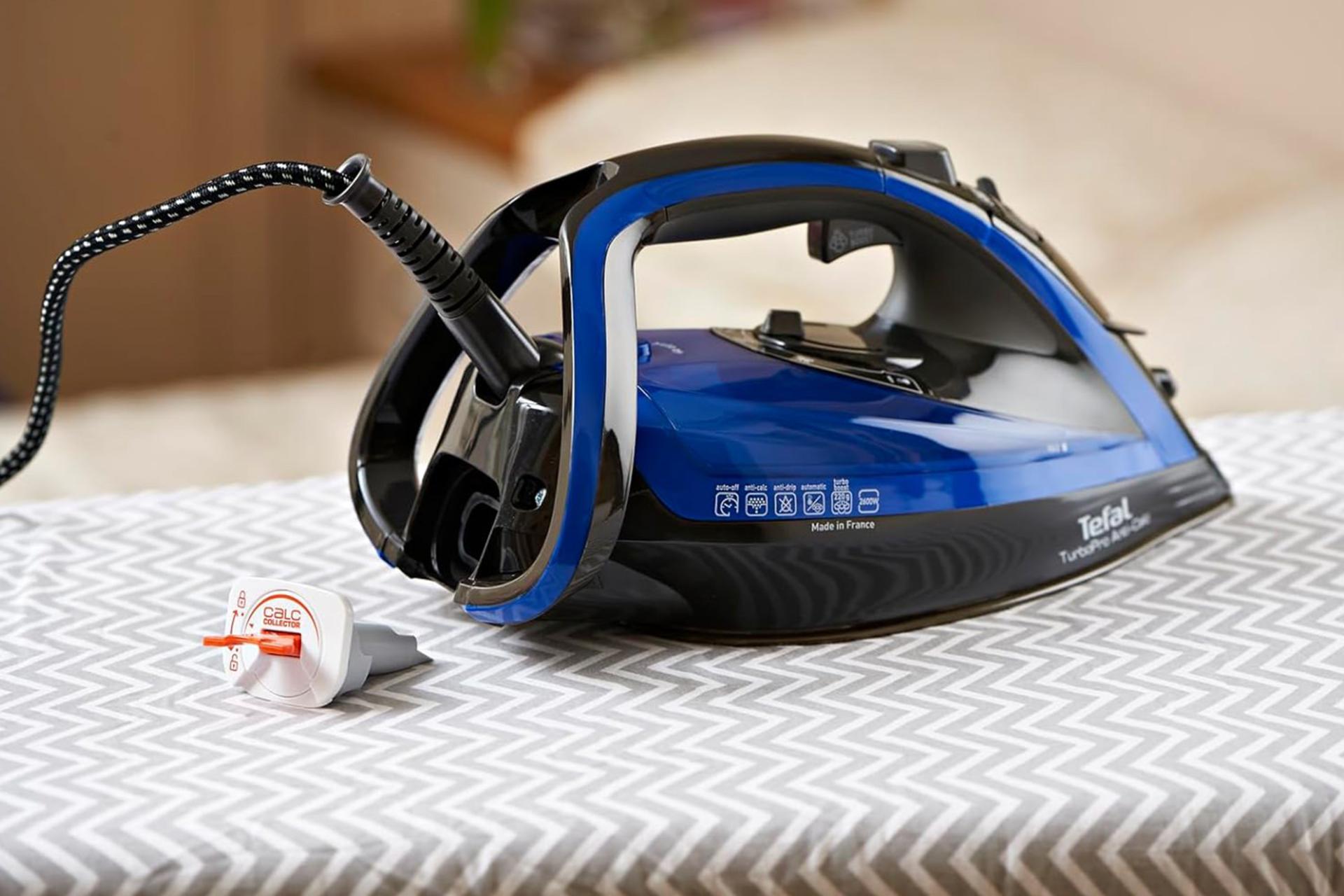 اتو بخار تفال Tefal FV5648 نمای پشت و مخزن رسوب