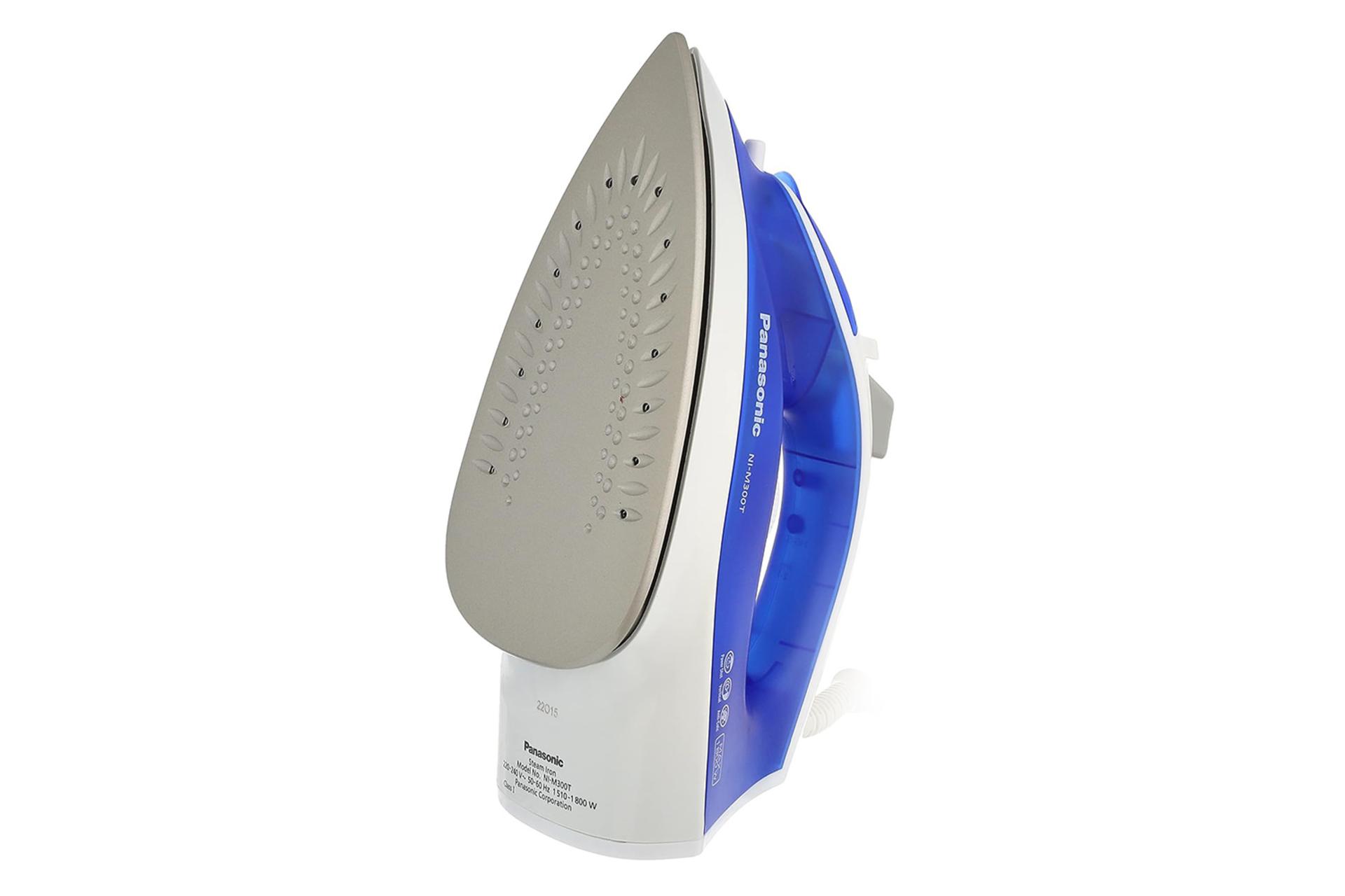 اتو بخار پاناسونیک Panasonic NI-M300T رنگ آبی نمای زیر کفه حالت ایستاده