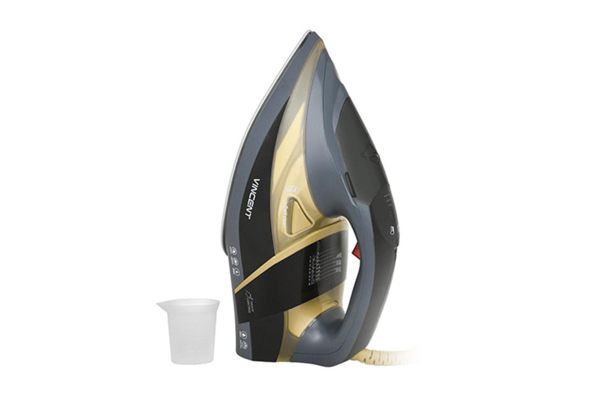 اتو بخار وینسنت Vincent GC7430 نمای پشت حالت ایستاده در کنار پیمانه آب