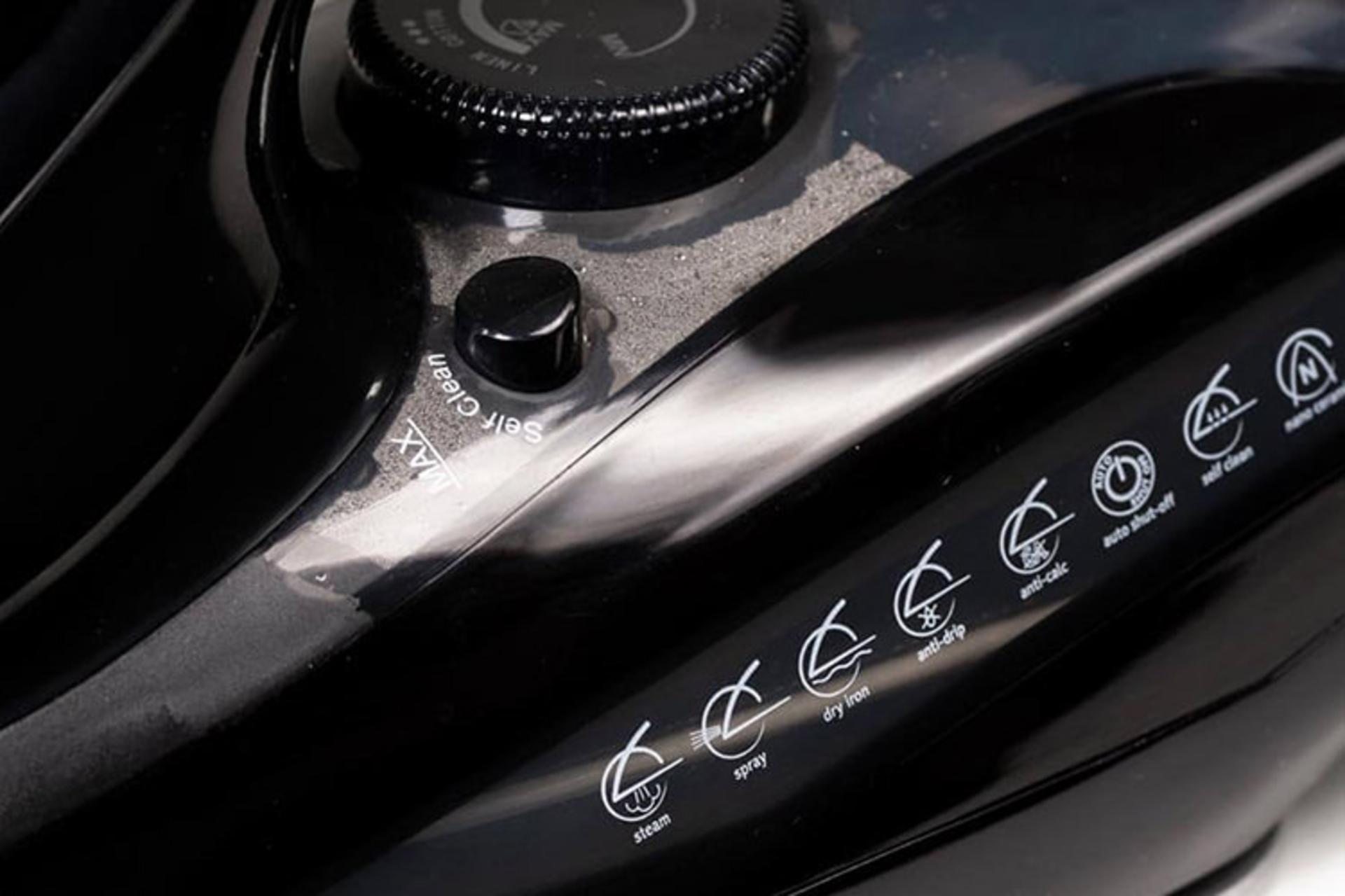 اتو بخار بلانتون Blanton SI1005 نمای دکمه نظافت ضد رسوب