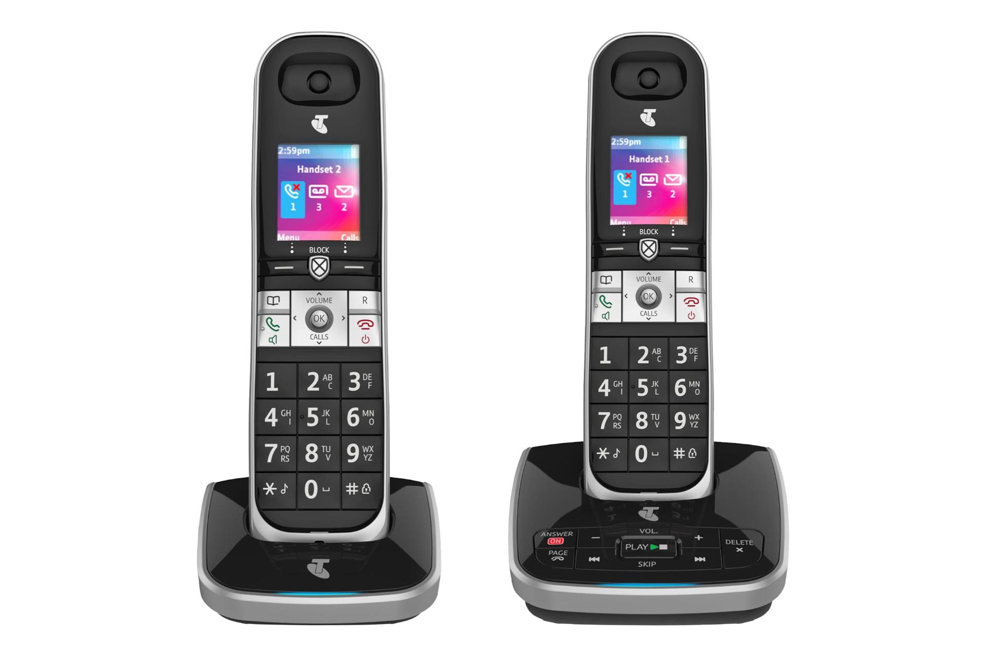 نمای رو به روی تلفن تلسترا Call Guardian 301 MK II با نمایشگر روشن و نمایش پایه اصلی، پایه متحرک و گوشی های بی سیم