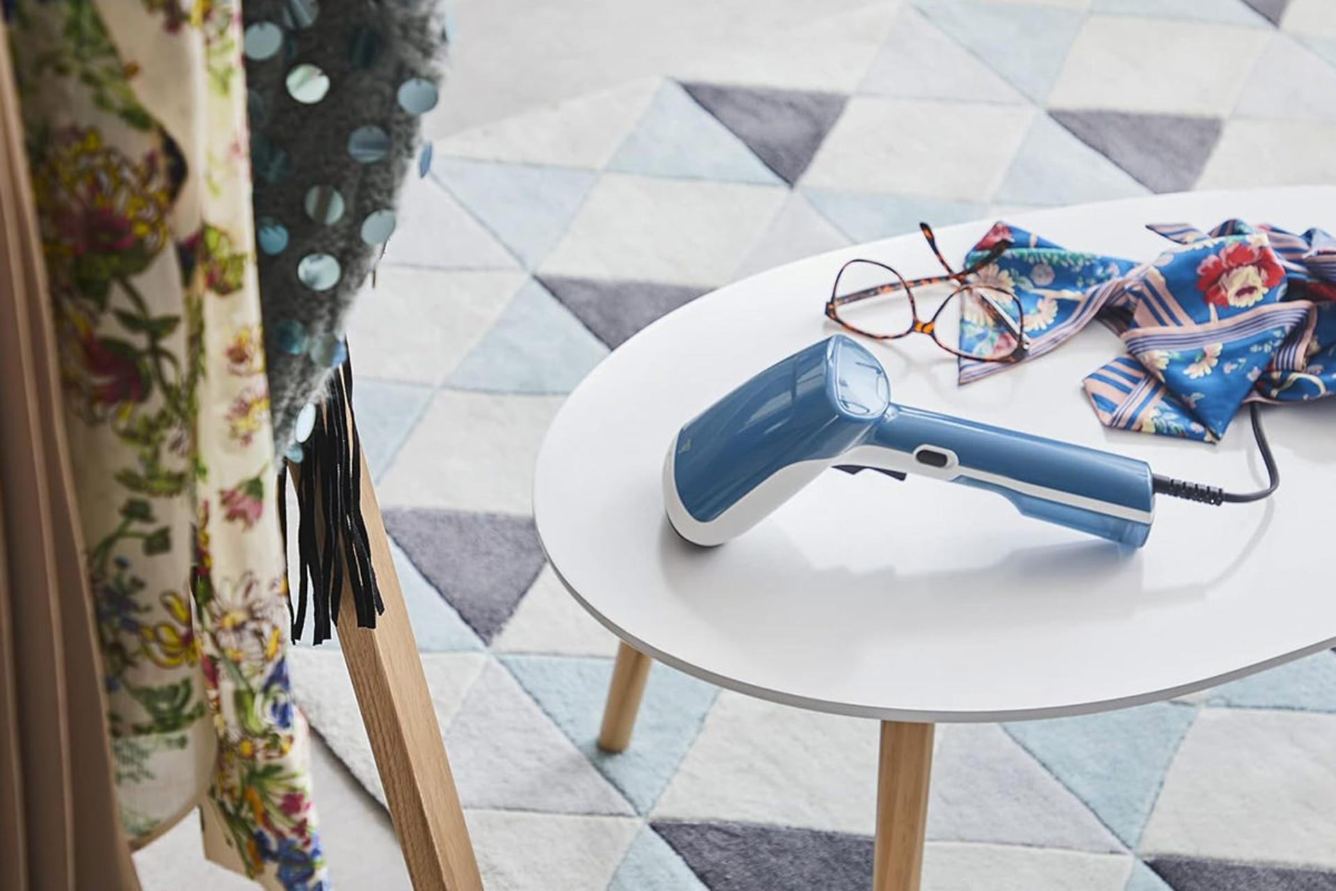 بخارگر دستی تفال Tefal DT6130 نمای پشت روی میز