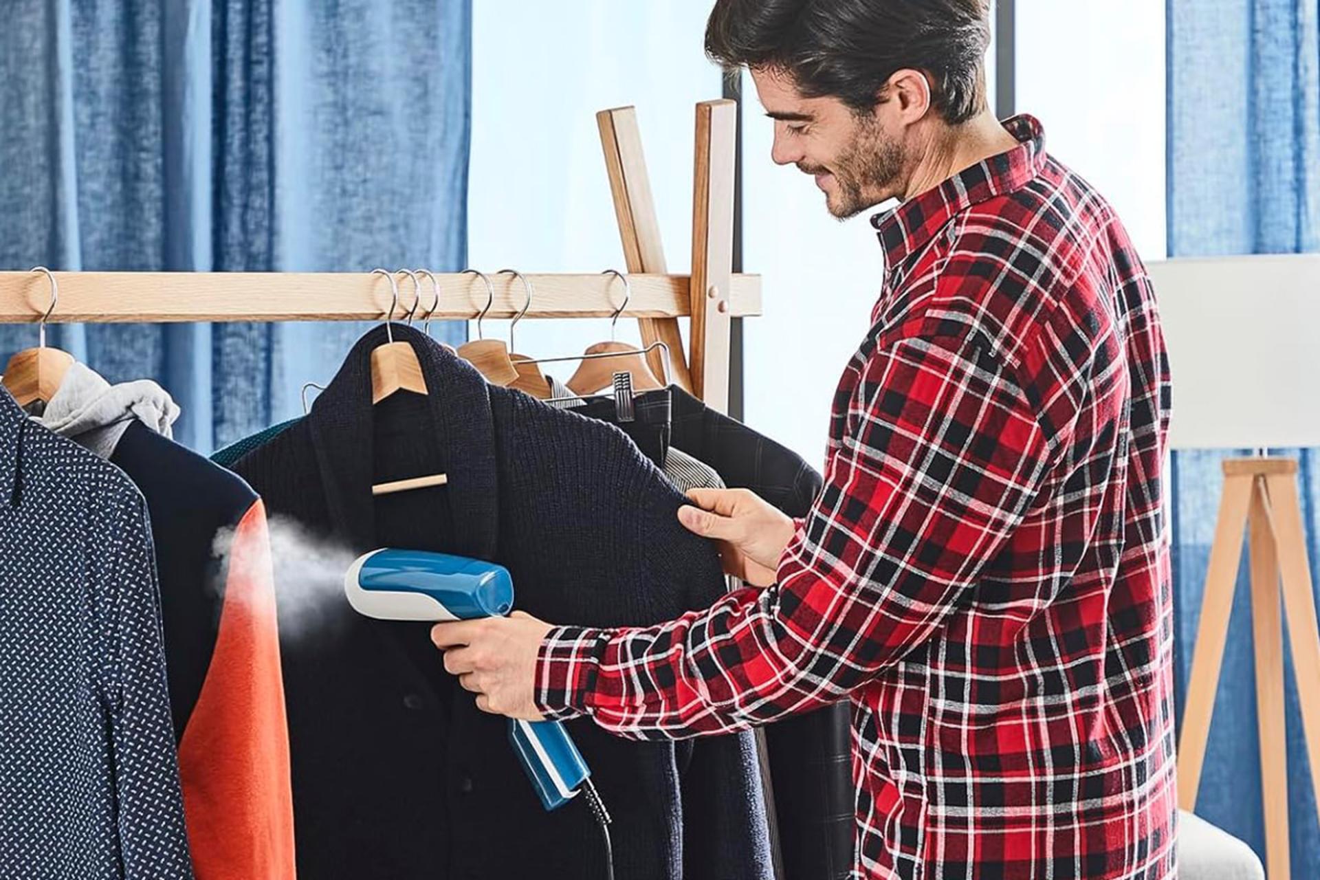 بخارگر دستی تفال Tefal DT6130 درحال بخاردهی به لباس