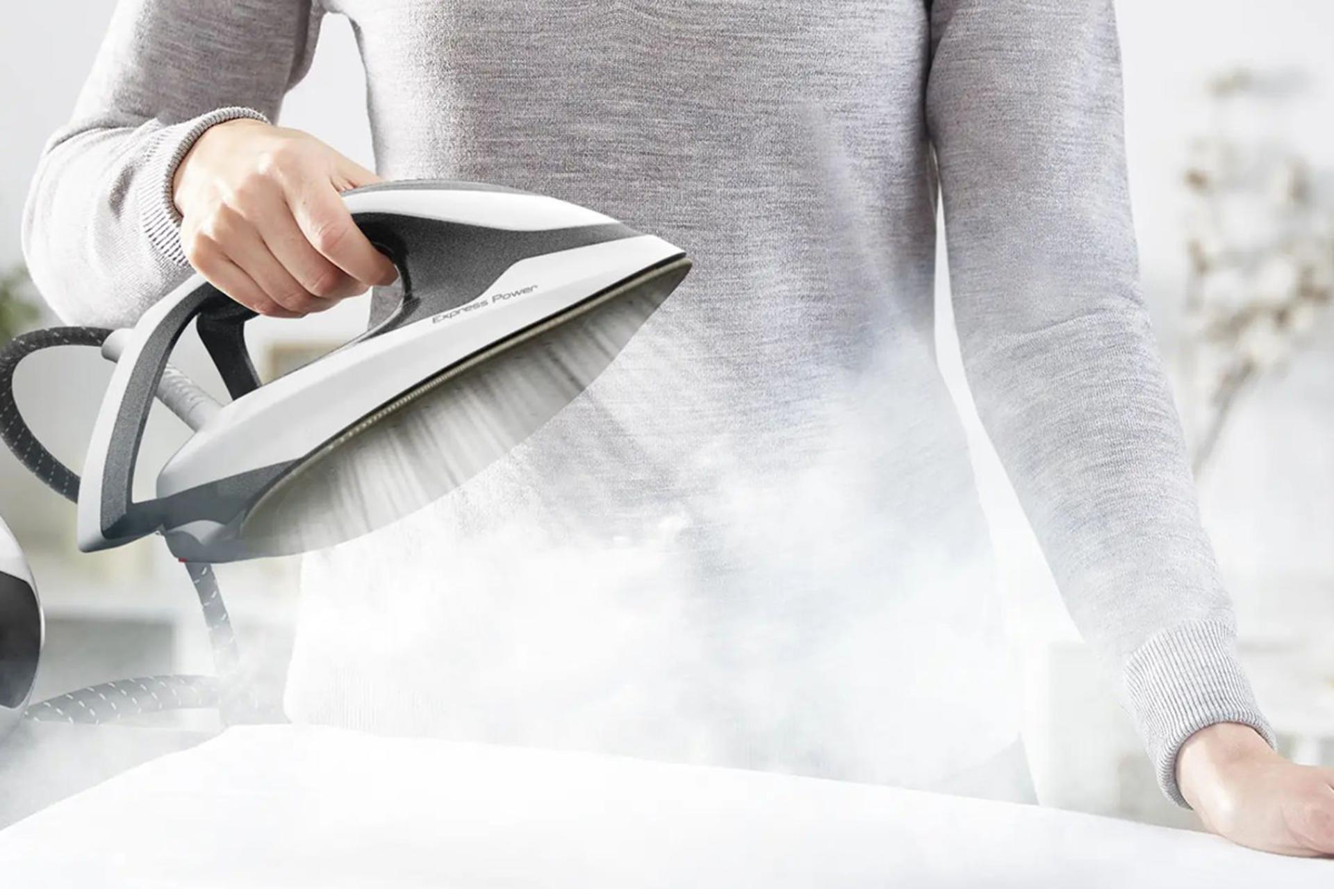 اتو بخار تفال Tefal SV8130 در دست بخاردهی به لباس