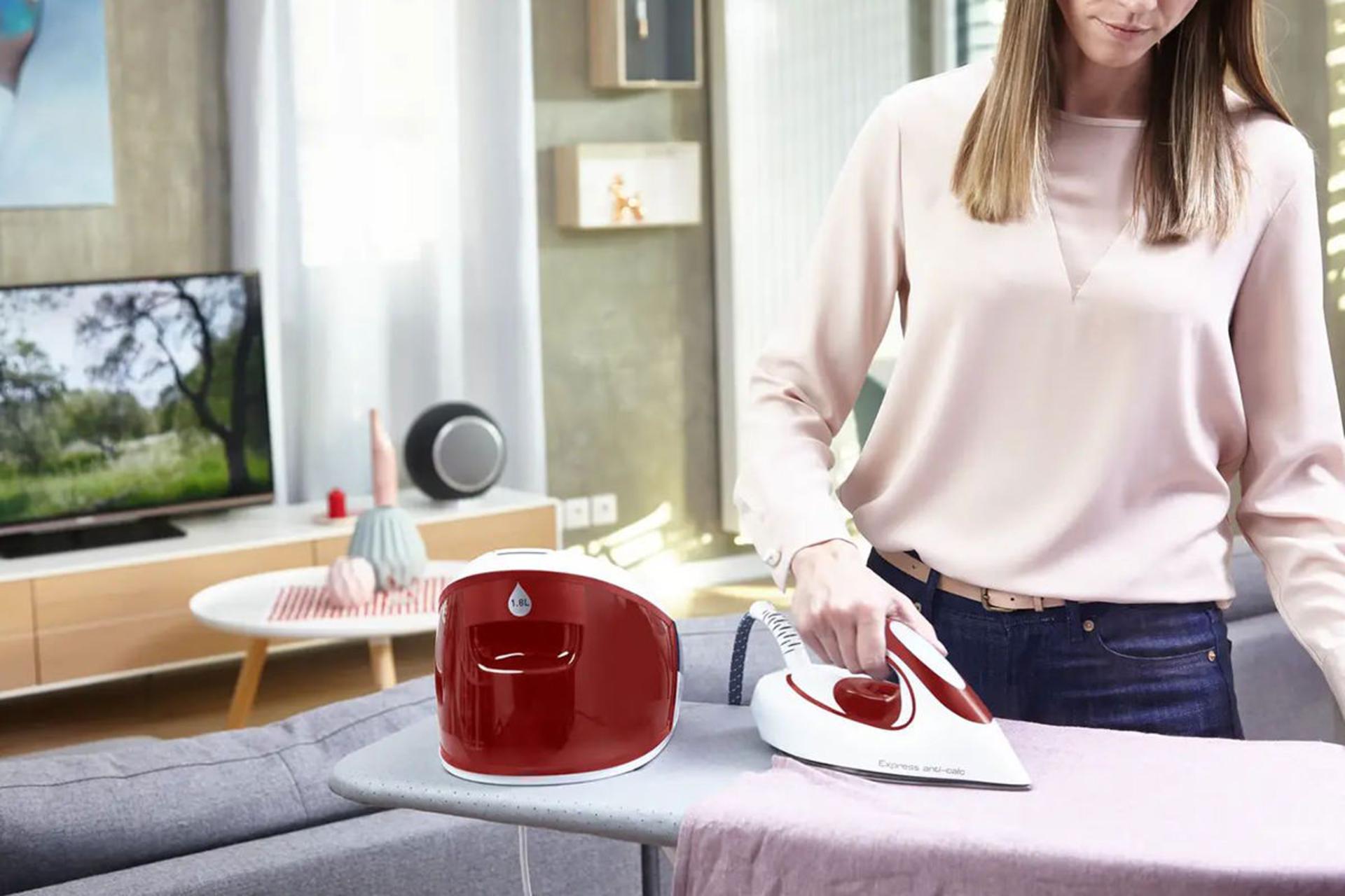 اتو بخار تفال Tefal SV8030 در دست روی میز