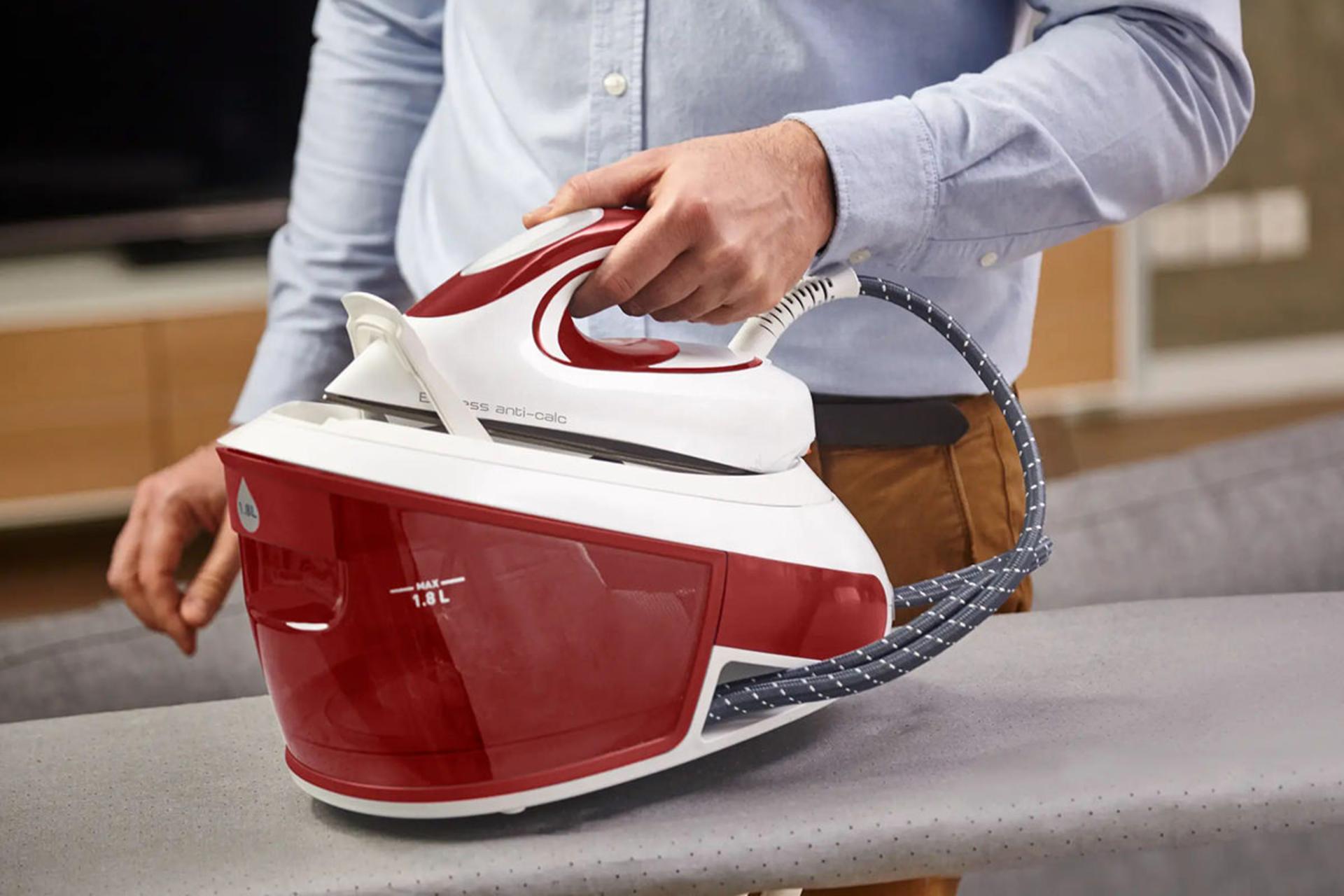 اتو بخار تفال Tefal SV8030 مخزن آب و اتو در دست