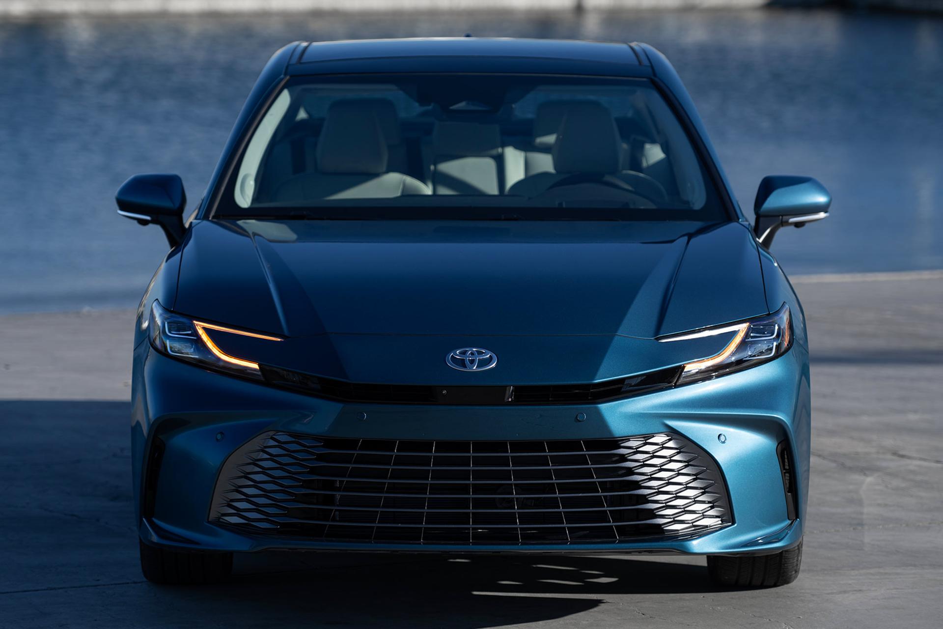 تویوتا کمری هیبرید Toyota Camry HEV 2025 نمای جلوپنجره